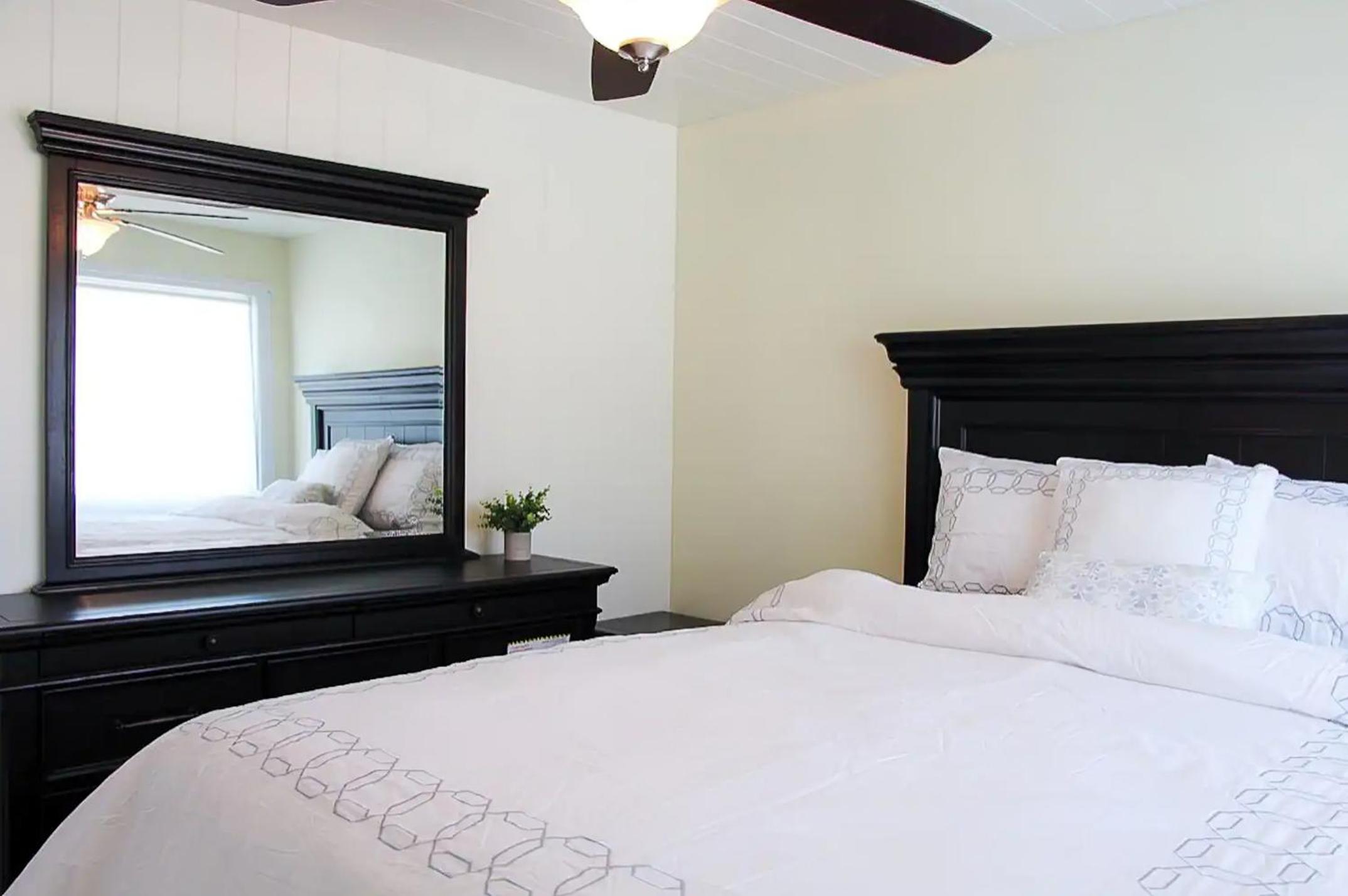 Shoreline Palace - 6 Bed, 3 Bath, Beachfront, Swim spa, Pool table