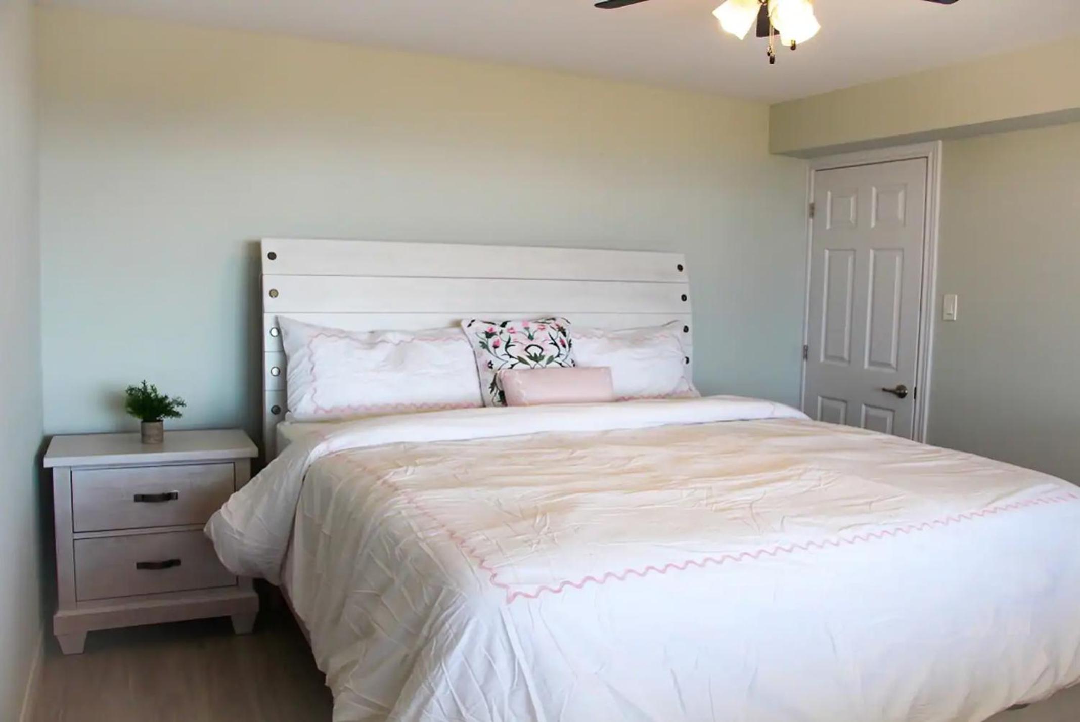 Shoreline Palace - 6 Bed, 3 Bath, Beachfront, Swim spa, Pool table