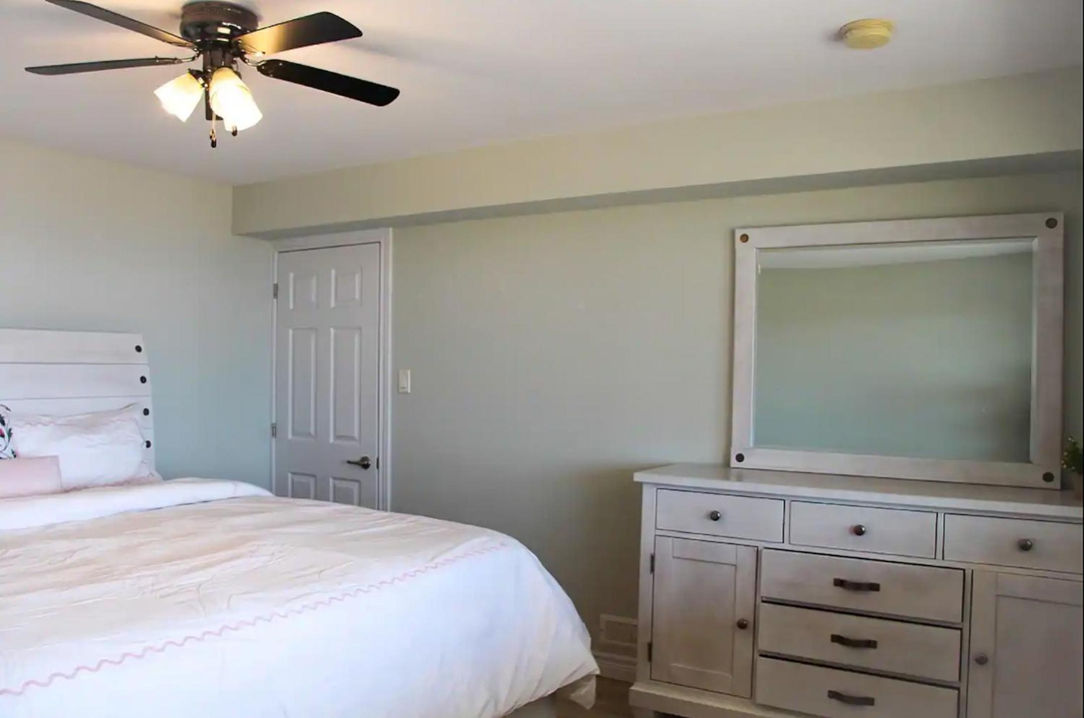 Shoreline Palace - 6 Bed, 3 Bath, Beachfront, Swim spa, Pool table