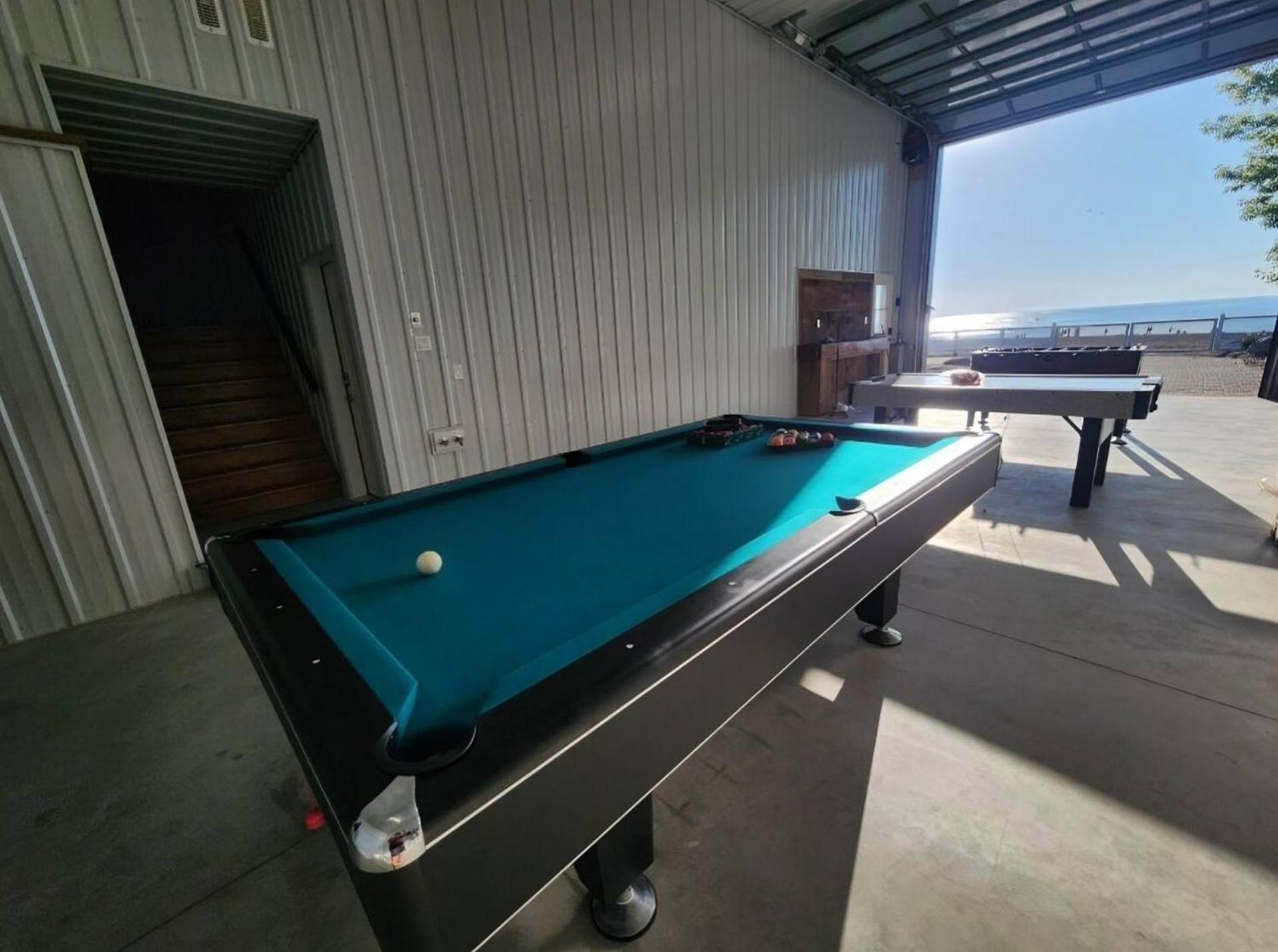 Shoreline Palace - 6 Bed, 3 Bath, Beachfront, Swim spa, Pool table