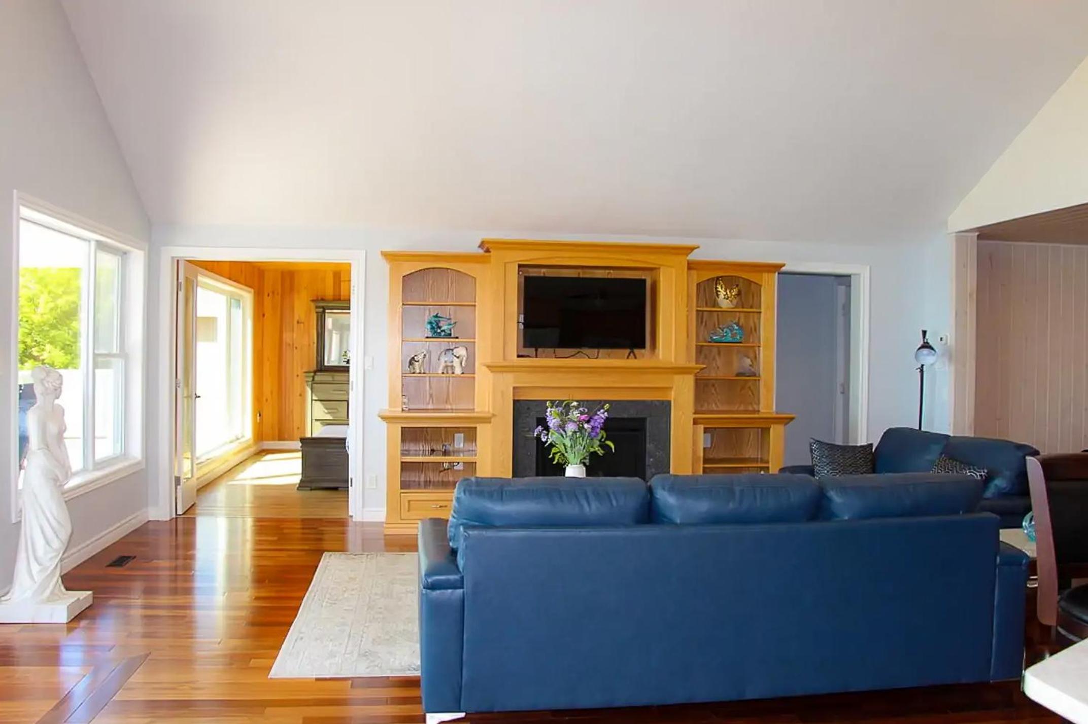 Shoreline Palace - 6 Bed, 3 Bath, Beachfront, Swim spa, Pool table