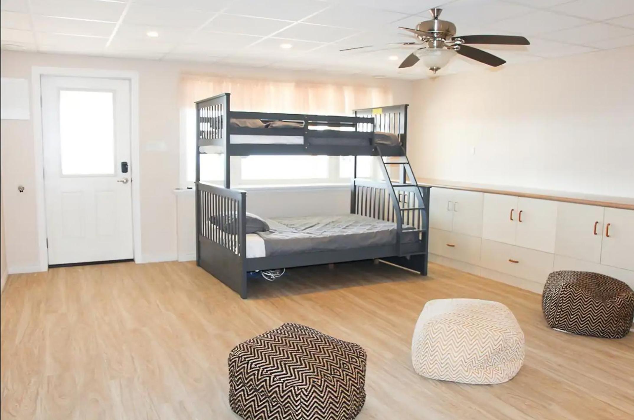 Shoreline Palace - 6 Bed, 3 Bath, Beachfront, Swim spa, Pool table