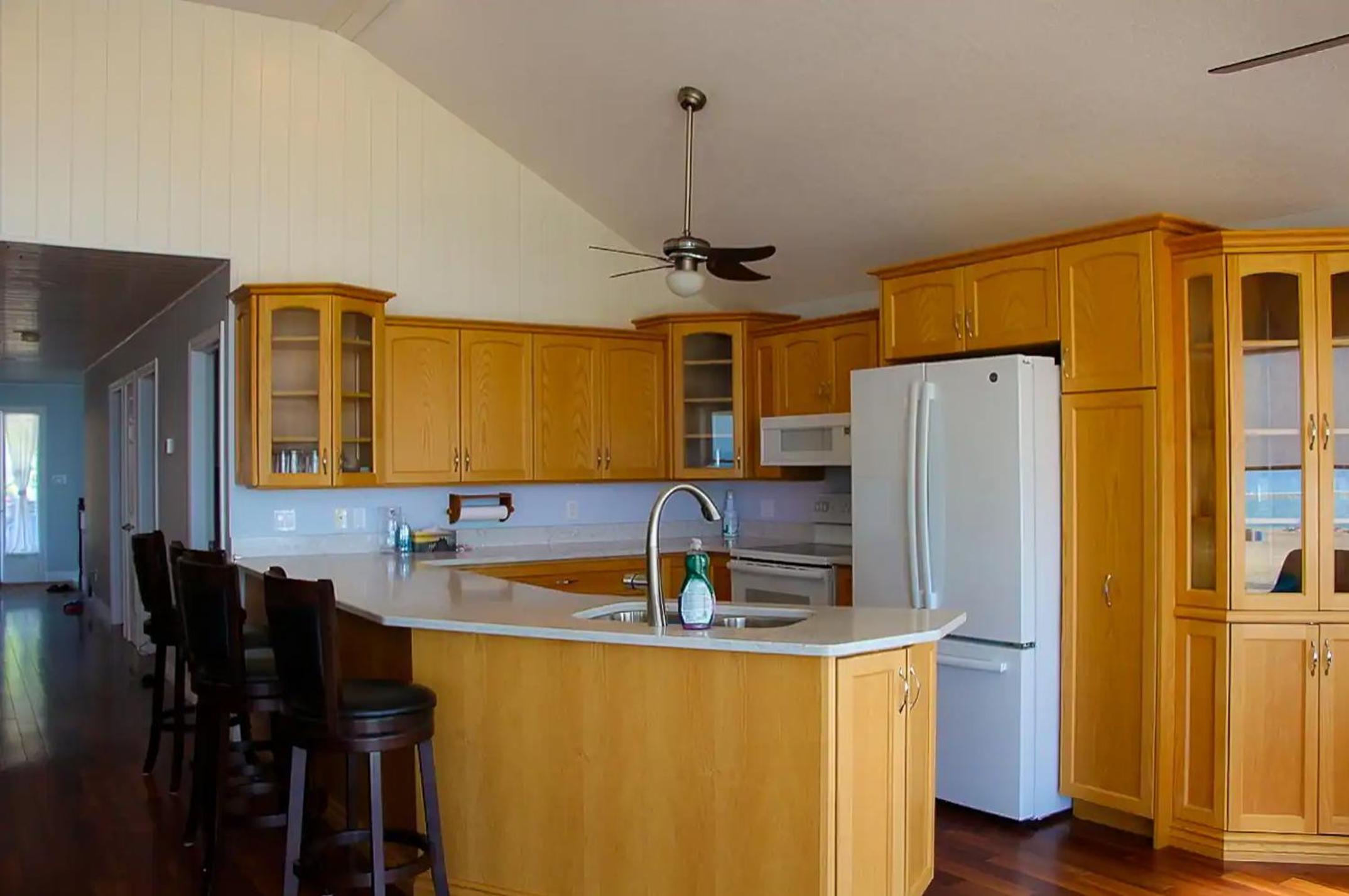 Shoreline Palace - 6 Bed, 3 Bath, Beachfront, Swim spa, Pool table