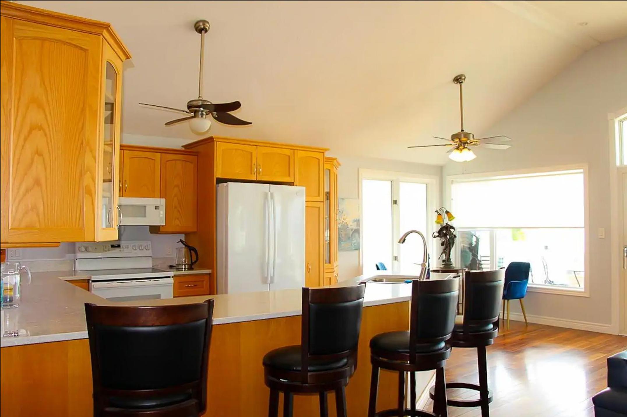 Shoreline Palace - 6 Bed, 3 Bath, Beachfront, Swim spa, Pool table