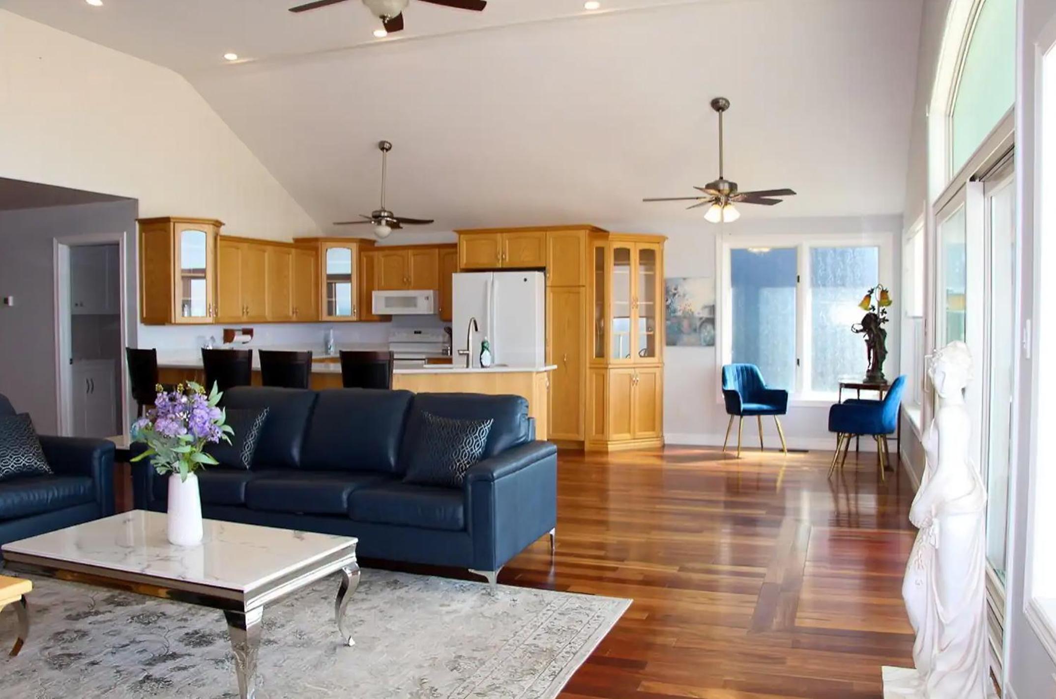 Shoreline Palace - 6 Bed, 3 Bath, Beachfront, Swim spa, Pool table