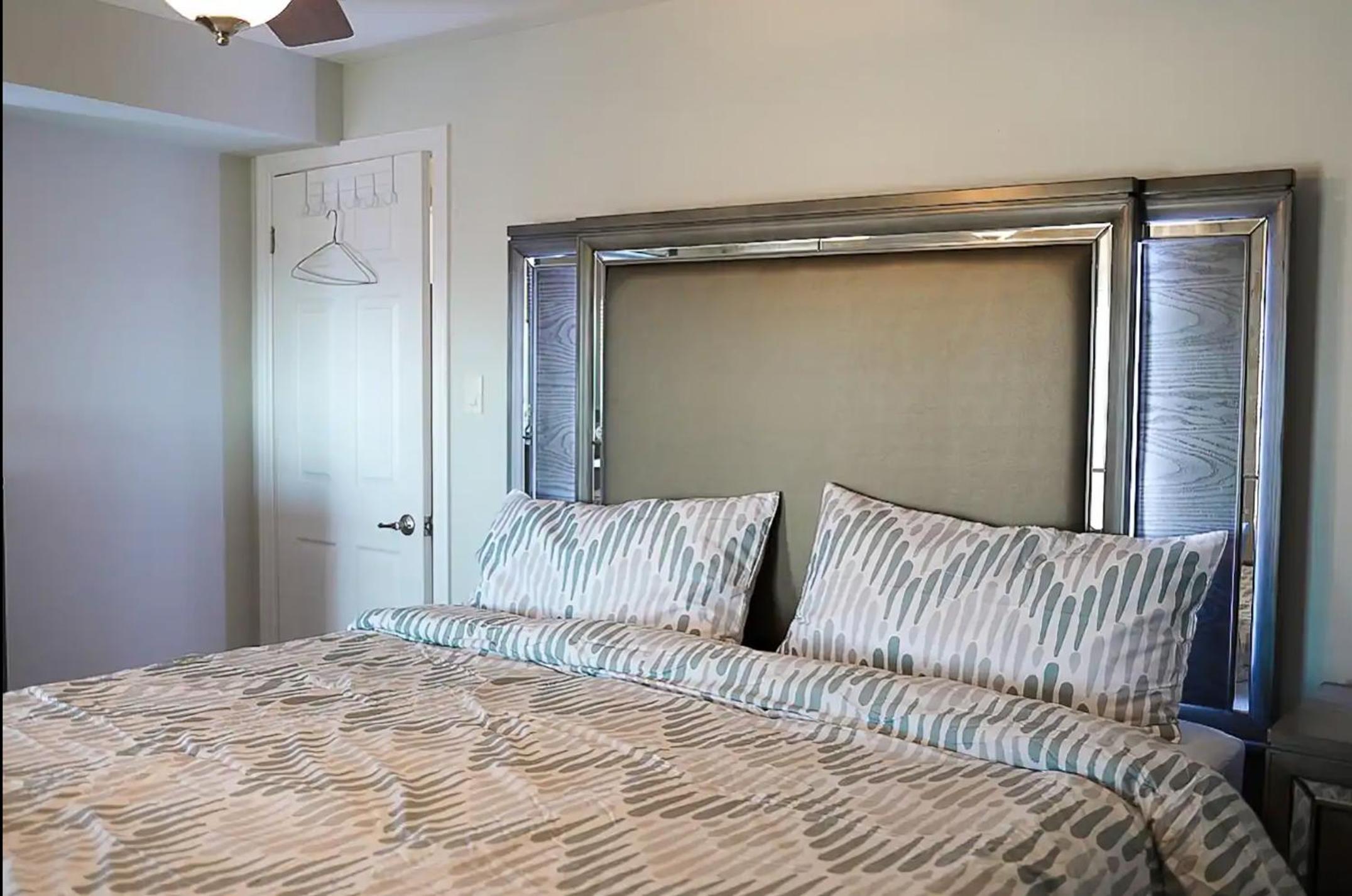 Shoreline Palace - 6 Bed, 3 Bath, Beachfront, Swim spa, Pool table