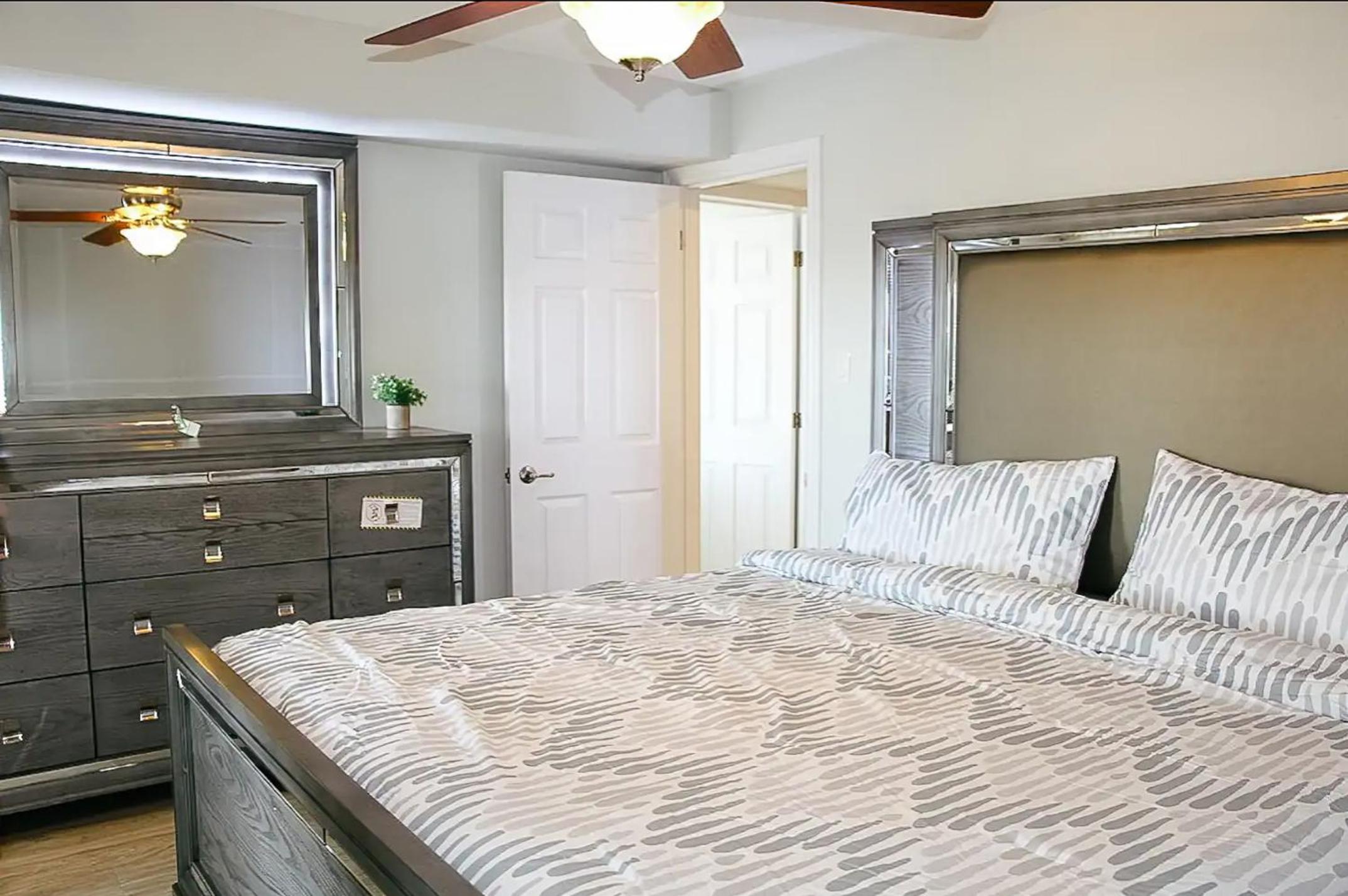 Shoreline Palace - 6 Bed, 3 Bath, Beachfront, Swim spa, Pool table