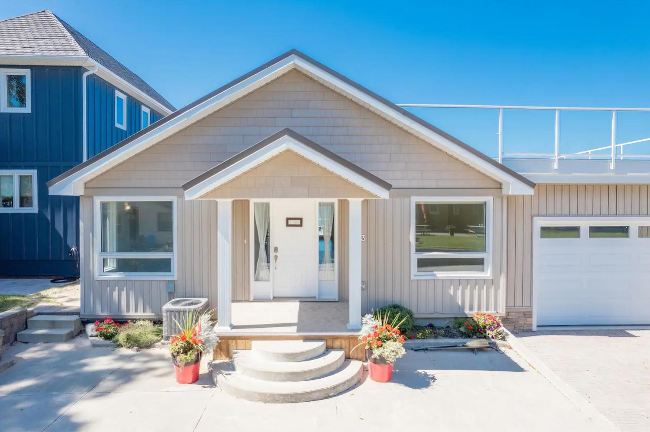 Shoreline Palace - 6 Bed, 3 Bath, Beachfront, Swim spa, Pool table