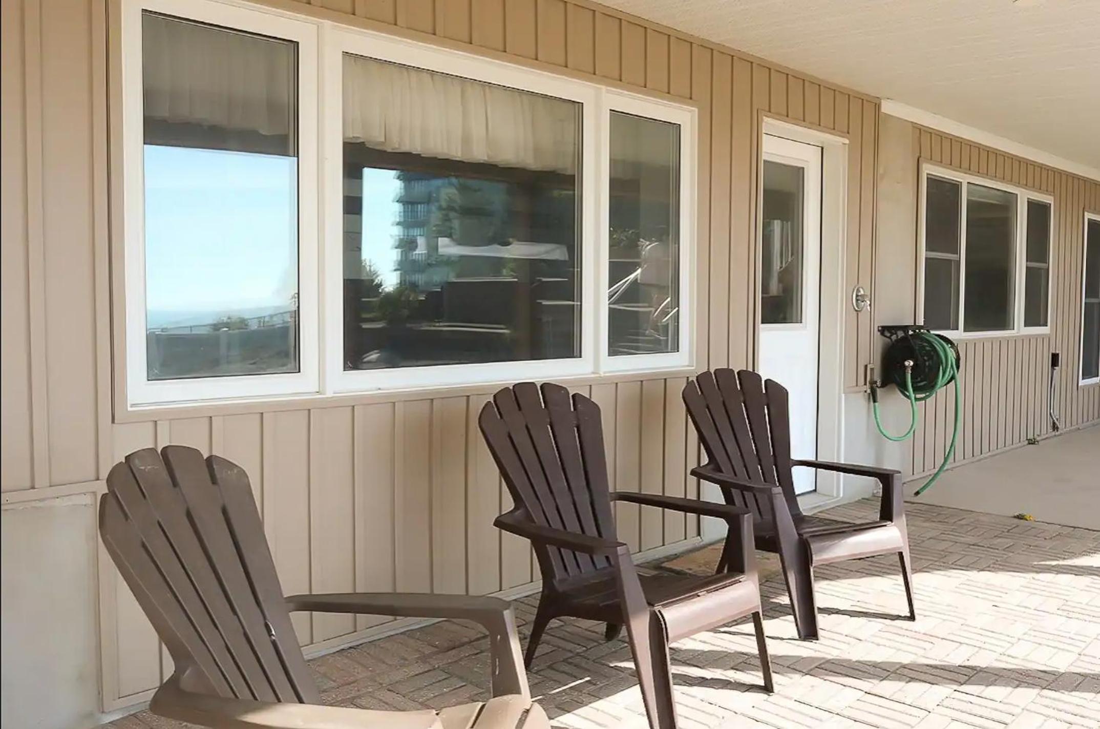 Shoreline Palace - 6 Bed, 3 Bath, Beachfront, Swim spa, Pool table
