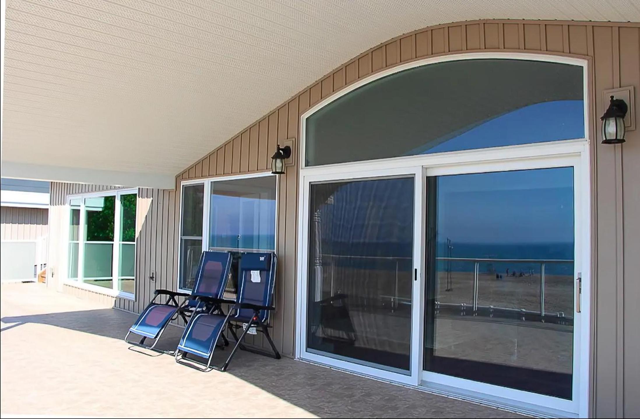 Shoreline Palace - 6 Bed, 3 Bath, Beachfront, Swim spa, Pool table