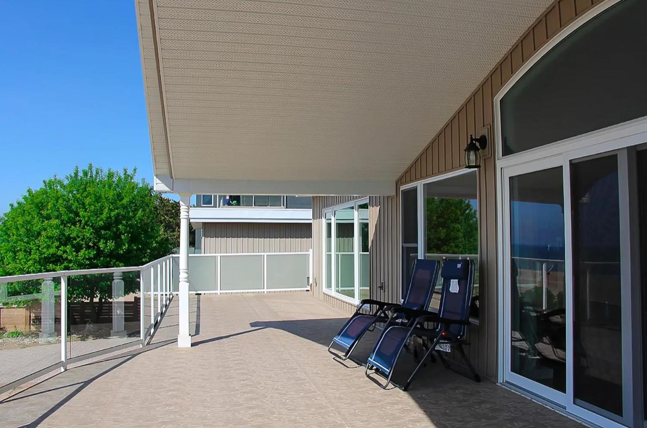 Shoreline Palace - 6 Bed, 3 Bath, Beachfront, Swim spa, Pool table