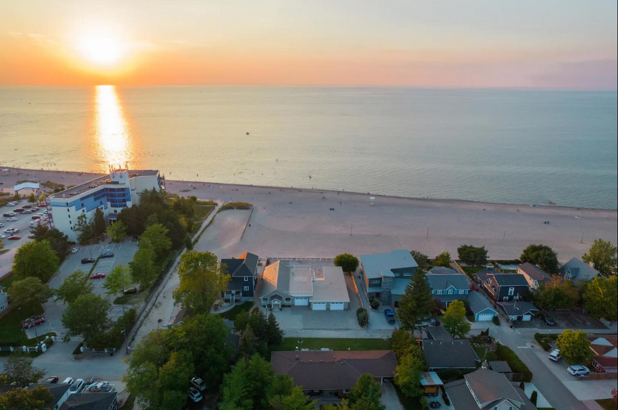 Shoreline Palace - 6 Bed, 3 Bath, Beachfront, Swim spa, Pool table
