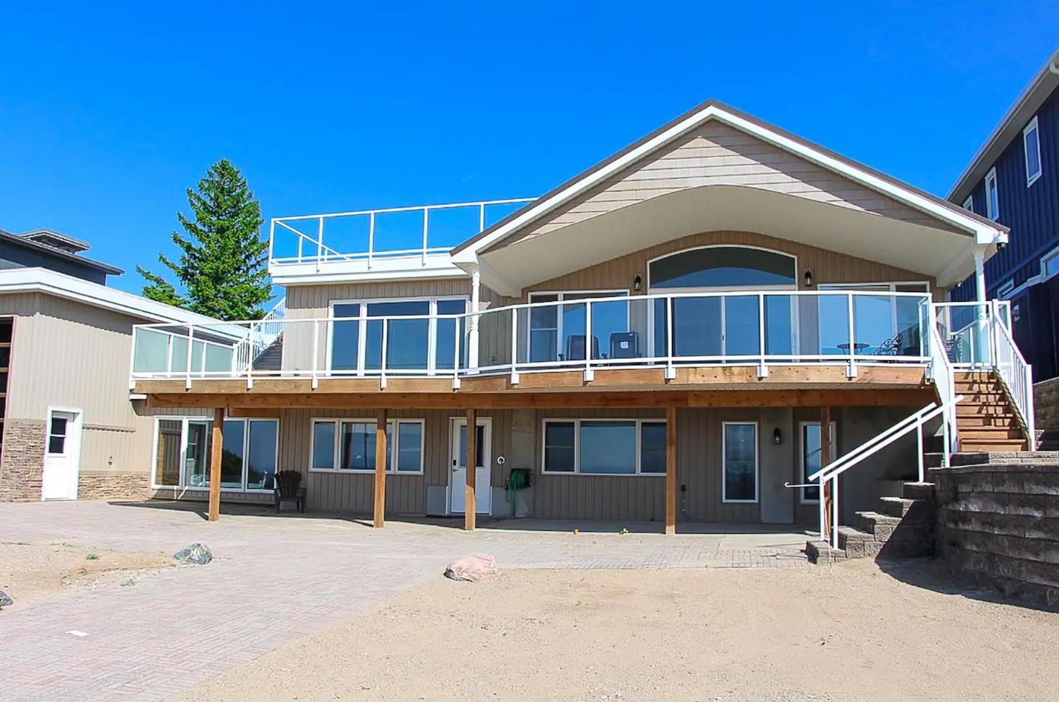 Shoreline Palace - 6 Bed, 3 Bath, Beachfront, Swim spa, Pool table