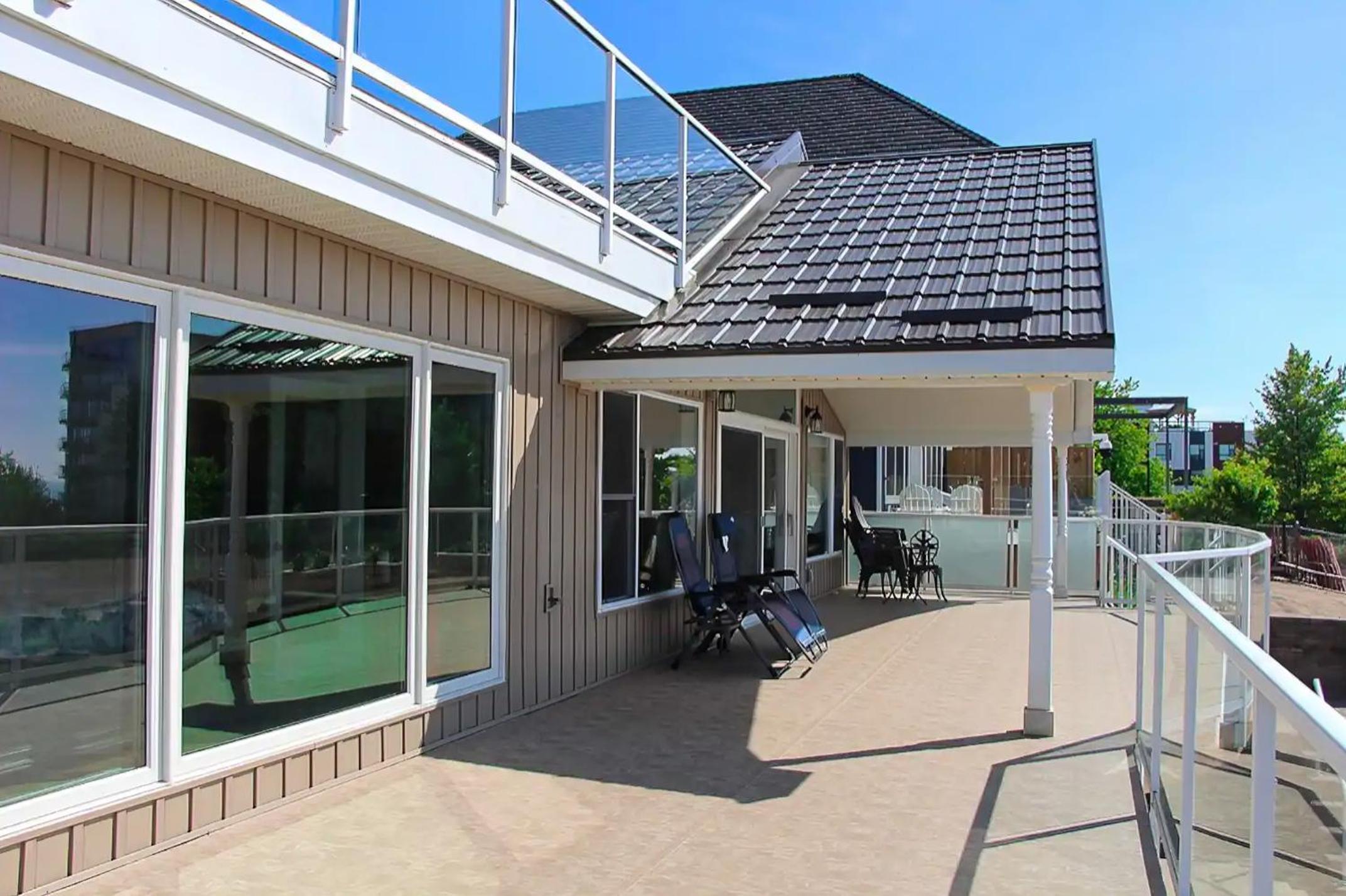 Shoreline Palace - 6 Bed, 3 Bath, Beachfront, Swim spa, Pool table