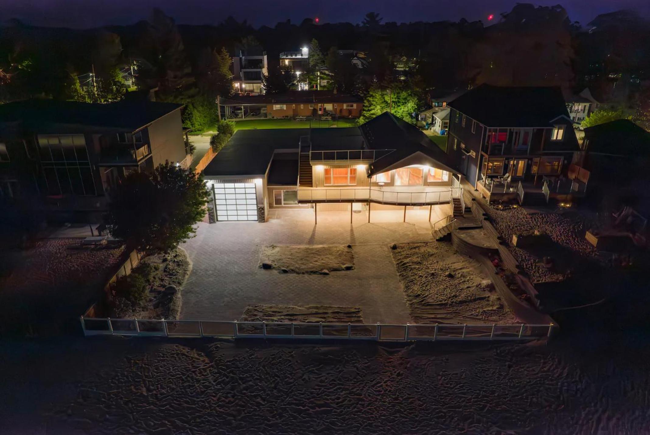 Shoreline Palace - 6 Bed, 3 Bath, Beachfront, Swim spa, Pool table
