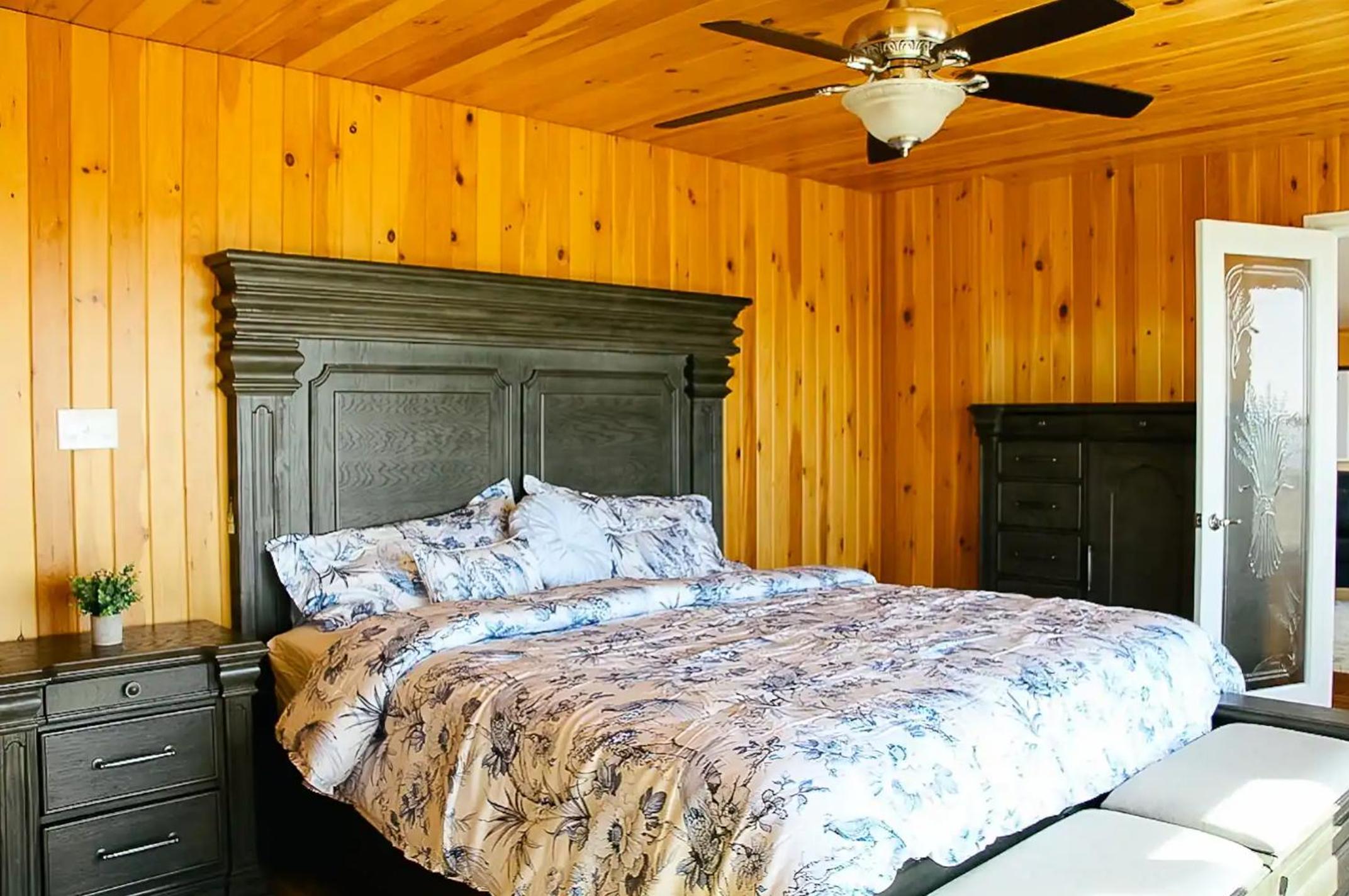 Shoreline Palace - 6 Bed, 3 Bath, Beachfront, Swim spa, Pool table