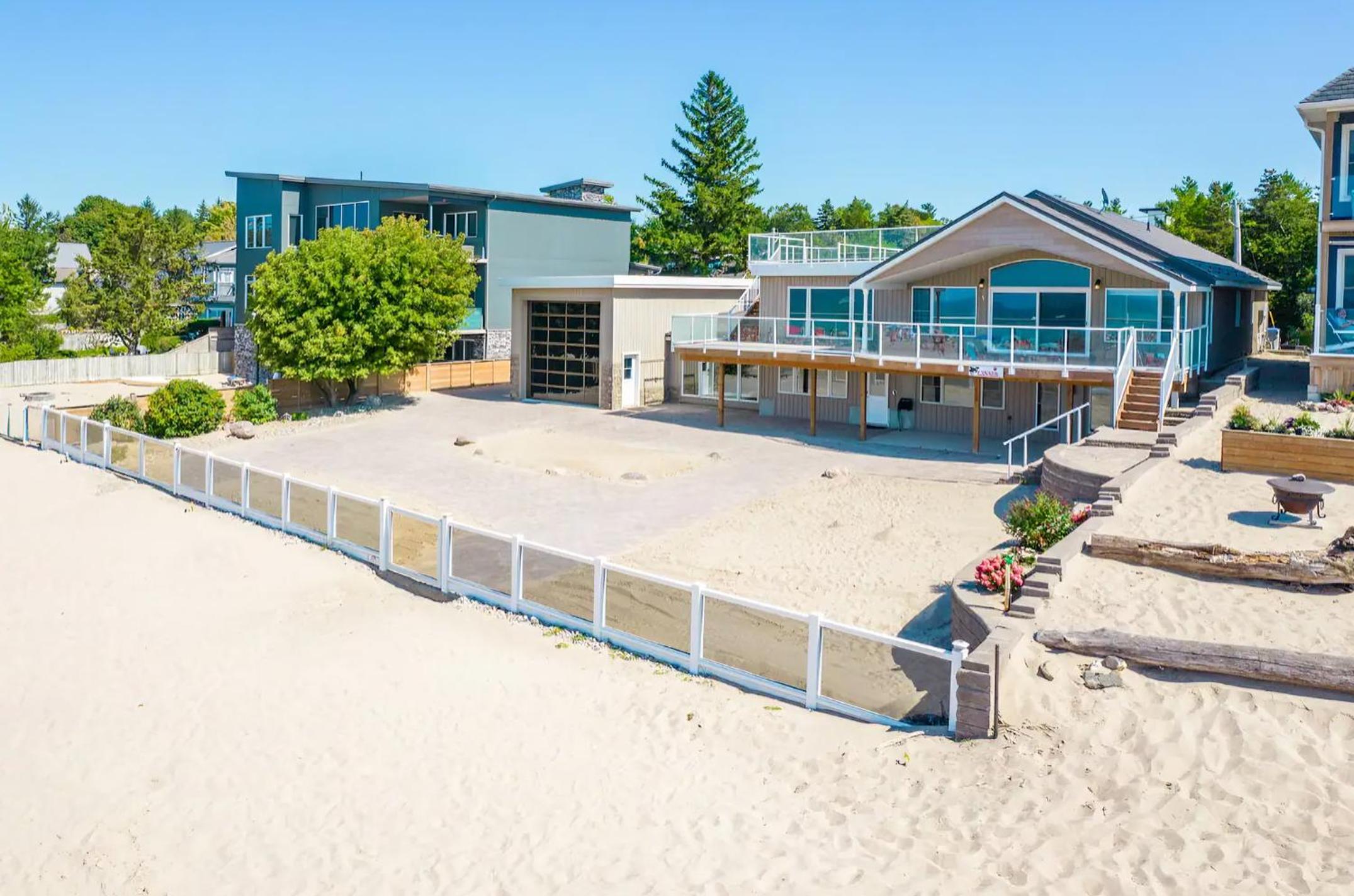 Shoreline Palace - 6 Bed, 3 Bath, Beachfront, Swim spa, Pool table