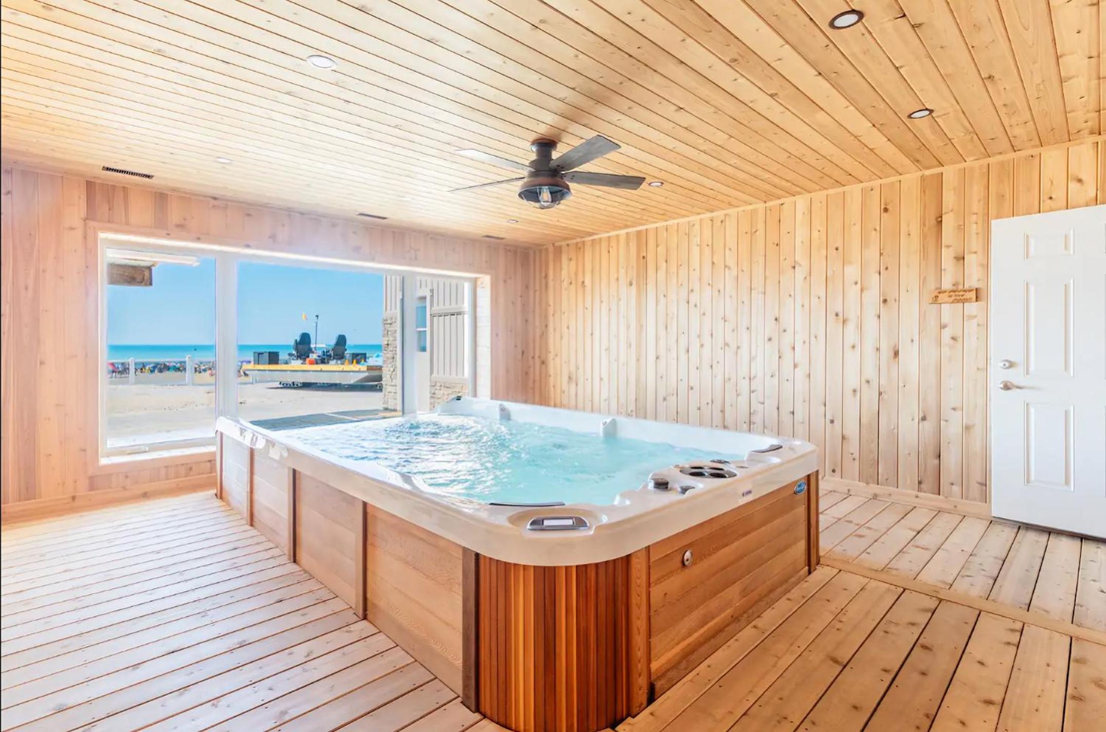 Shoreline Palace - 6 Bed, 3 Bath, Beachfront, Swim spa, Pool table