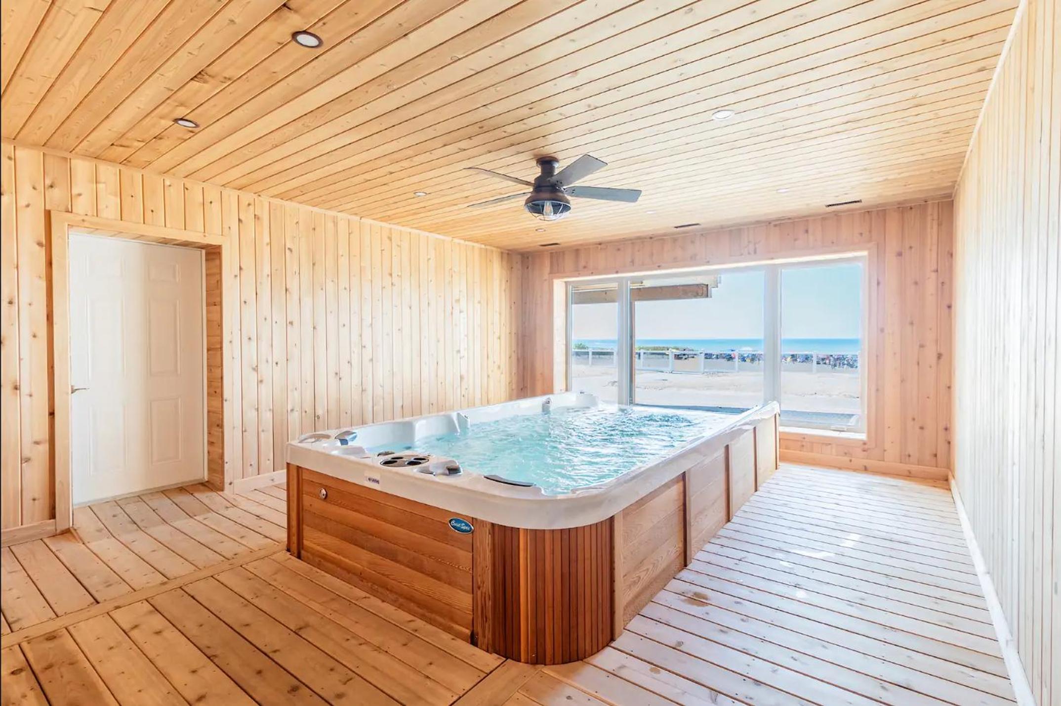 Shoreline Palace - 6 Bed, 3 Bath, Beachfront, Swim spa, Pool table