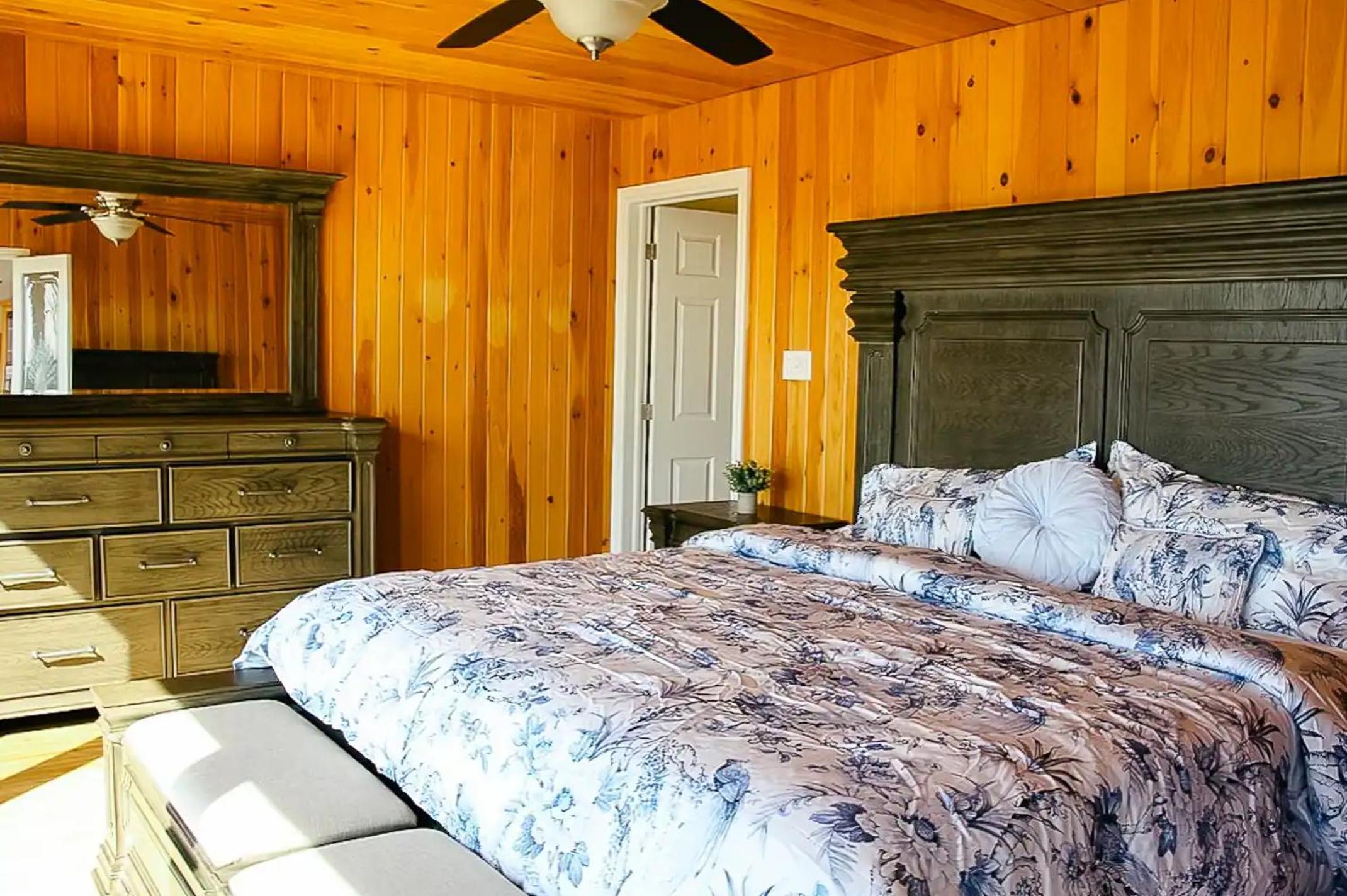 Shoreline Palace - 6 Bed, 3 Bath, Beachfront, Swim spa, Pool table