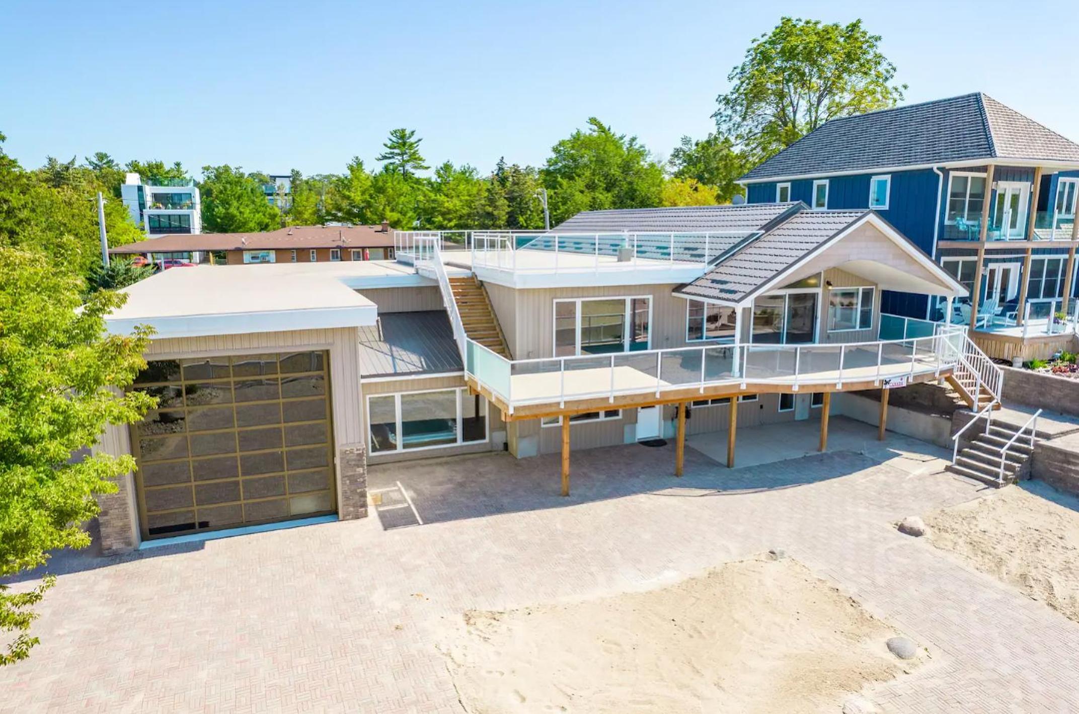 Shoreline Palace - 6 Bed, 3 Bath, Beachfront, Swim spa, Pool table