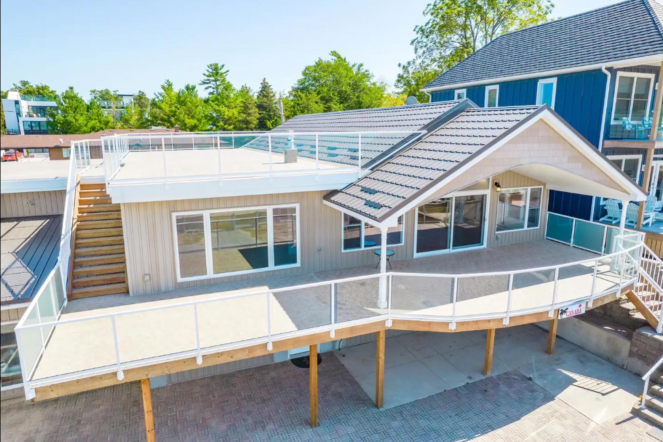 Shoreline Palace - 6 Bed, 3 Bath, Beachfront, Swim spa, Pool table
