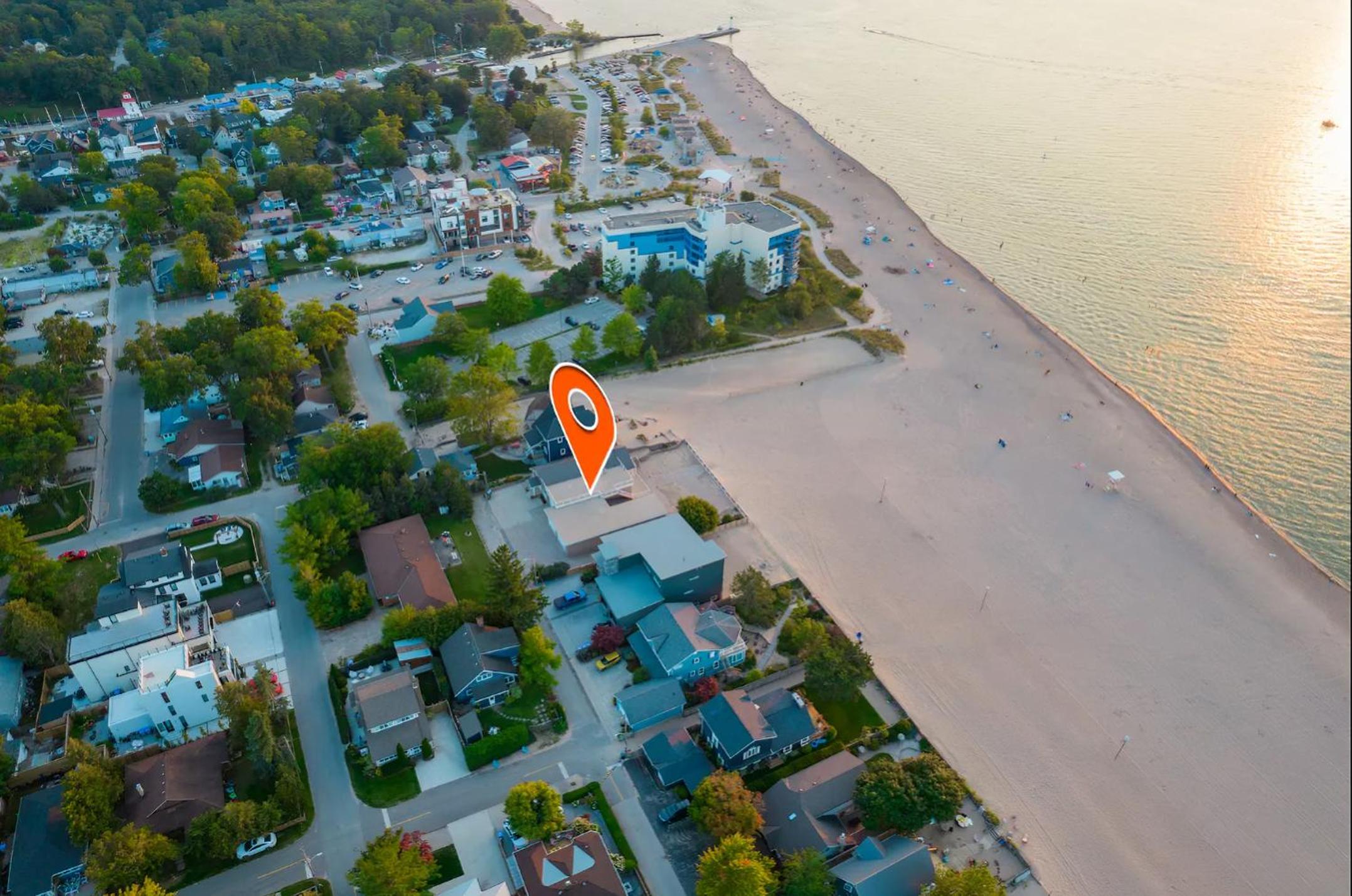 Shoreline Palace - 6 Bed, 3 Bath, Beachfront, Swim spa, Pool table