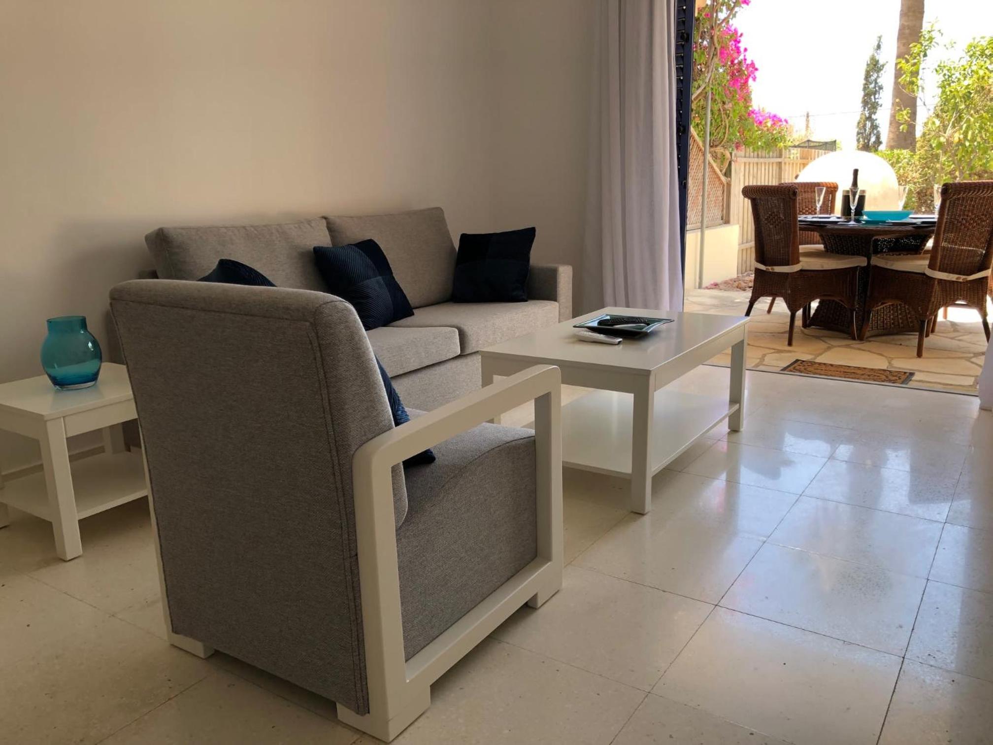 Regina Gardens - Modern 2 bed maisonette