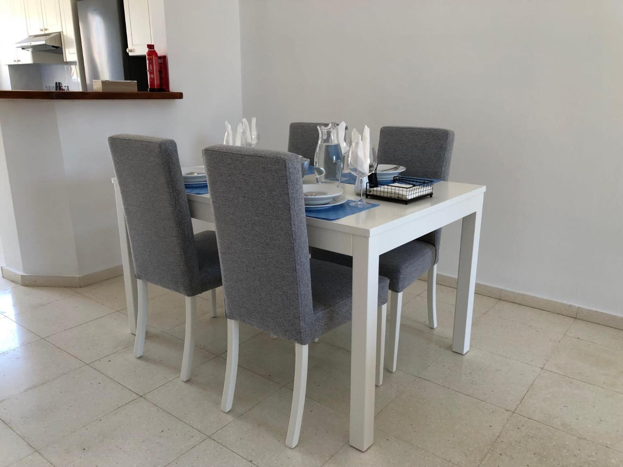 Regina Gardens - Modern 2 bed maisonette