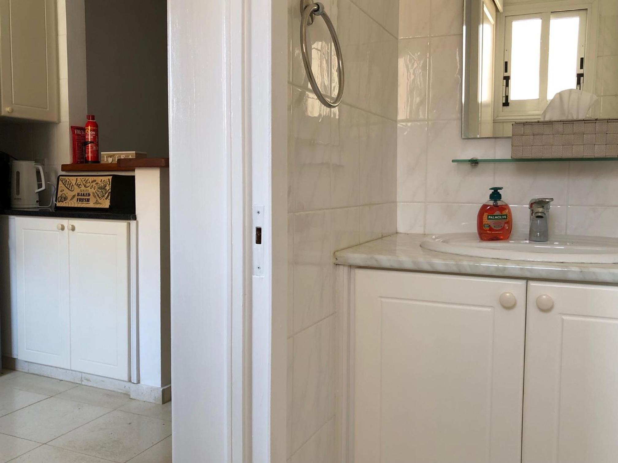 Regina Gardens - Modern 2 bed maisonette