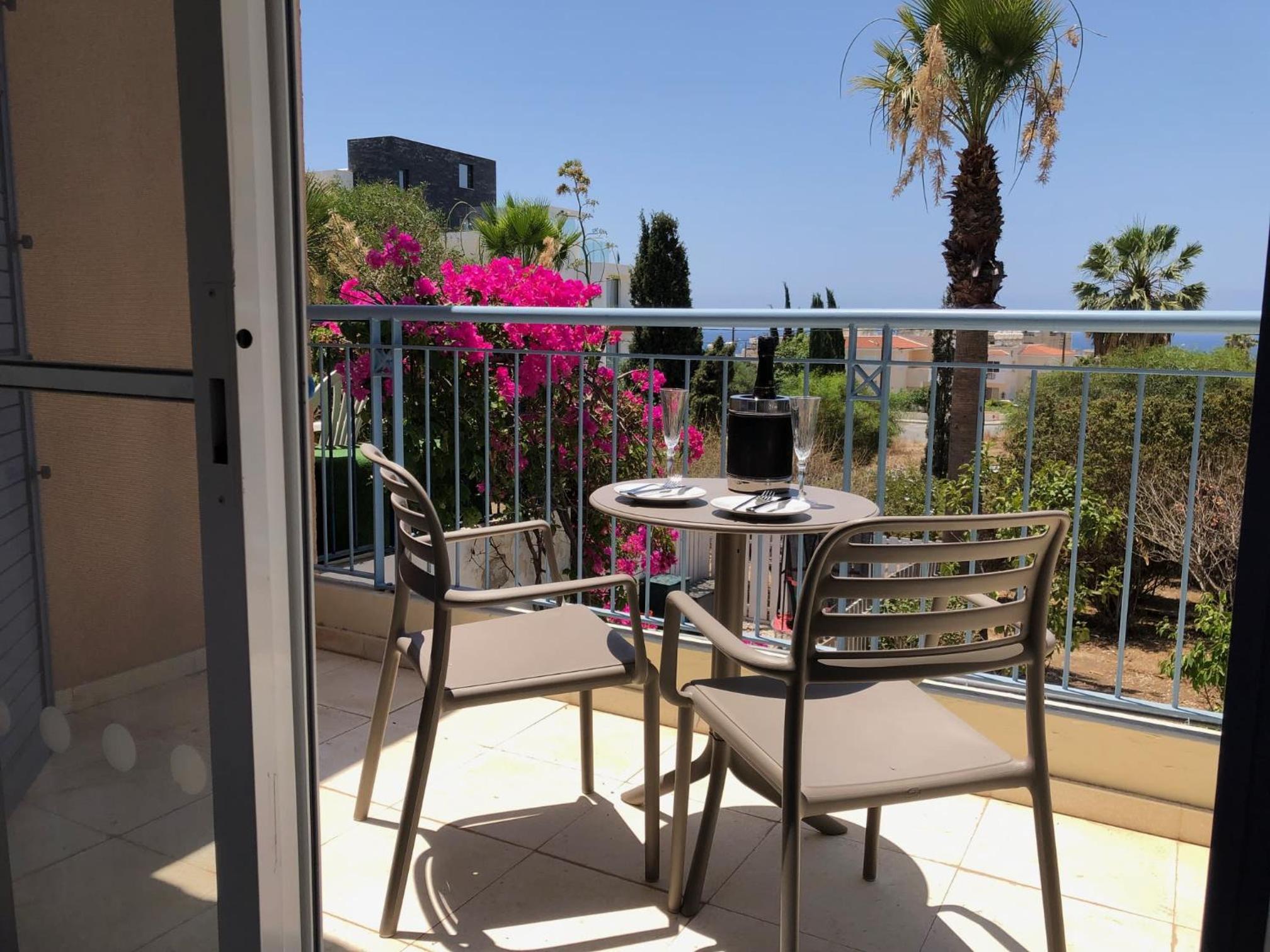 Regina Gardens - Modern 2 bed maisonette