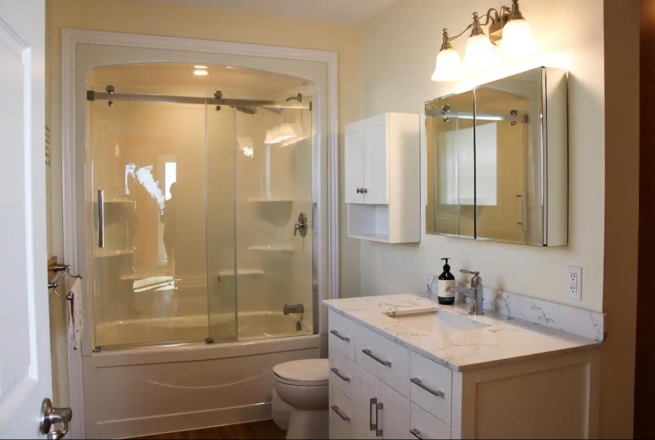 Shoreline Palace - 6 Bed, 3 Bath, Beachfront, Swim spa, Pool table