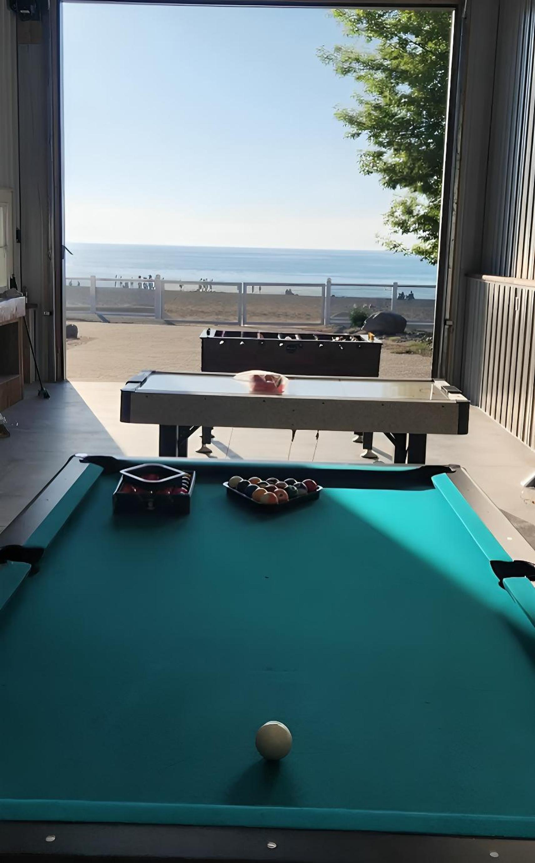 Shoreline Palace - 6 Bed, 3 Bath, Beachfront, Swim spa, Pool table