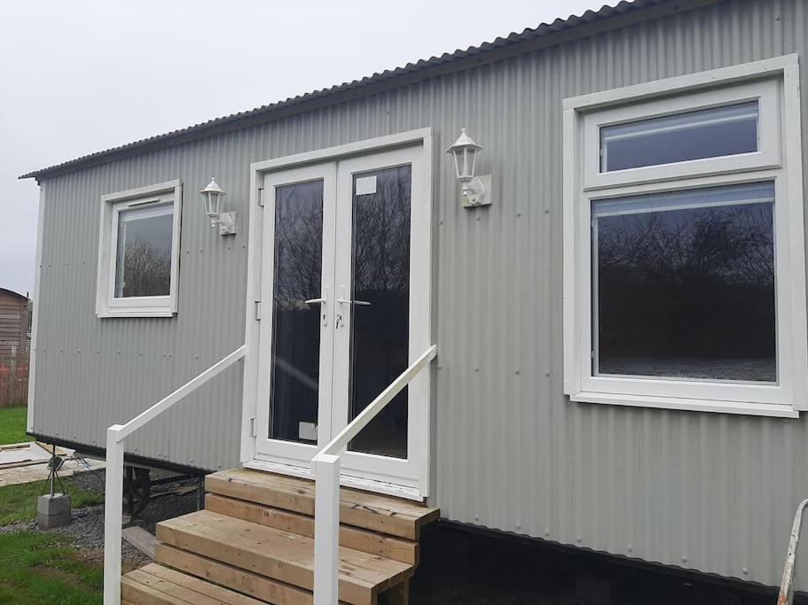 Hotel Anglesey New Modern Shepherds Hut With Spa Hot Tub