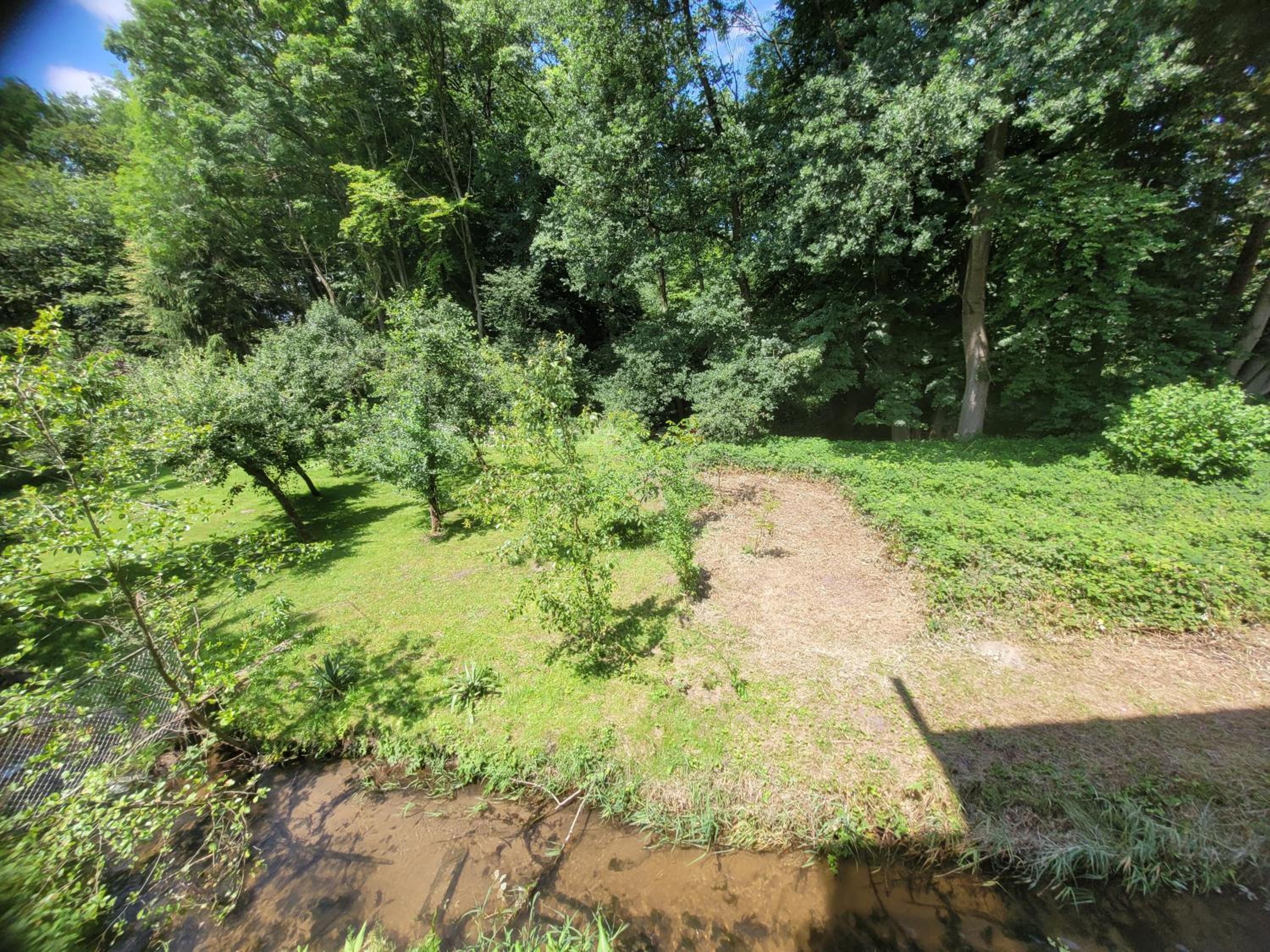 idylischer Bachplatz