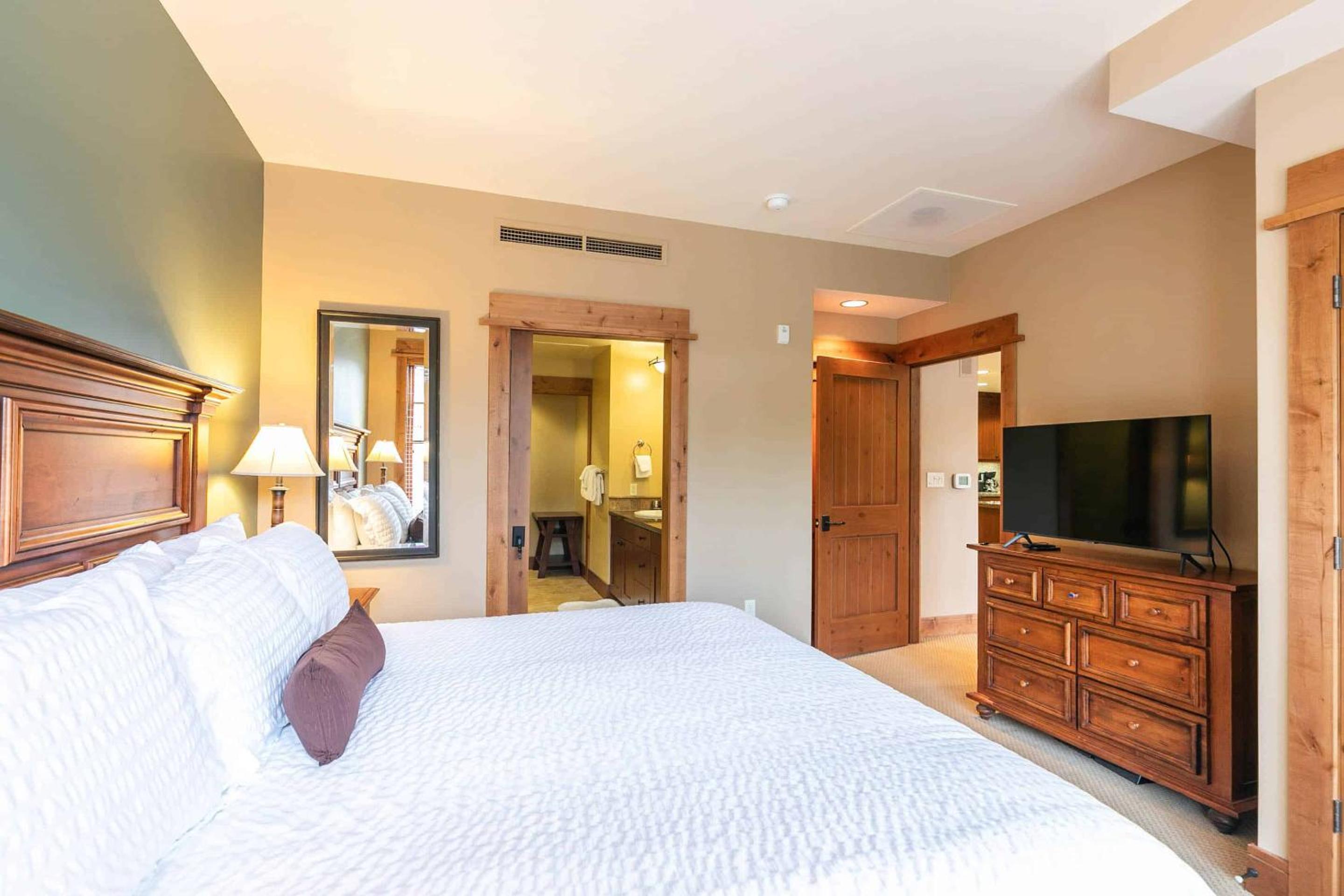 Lake Tahoe Vacations - Catamount Lodge 201B by East West Hospitality - Property Image 2