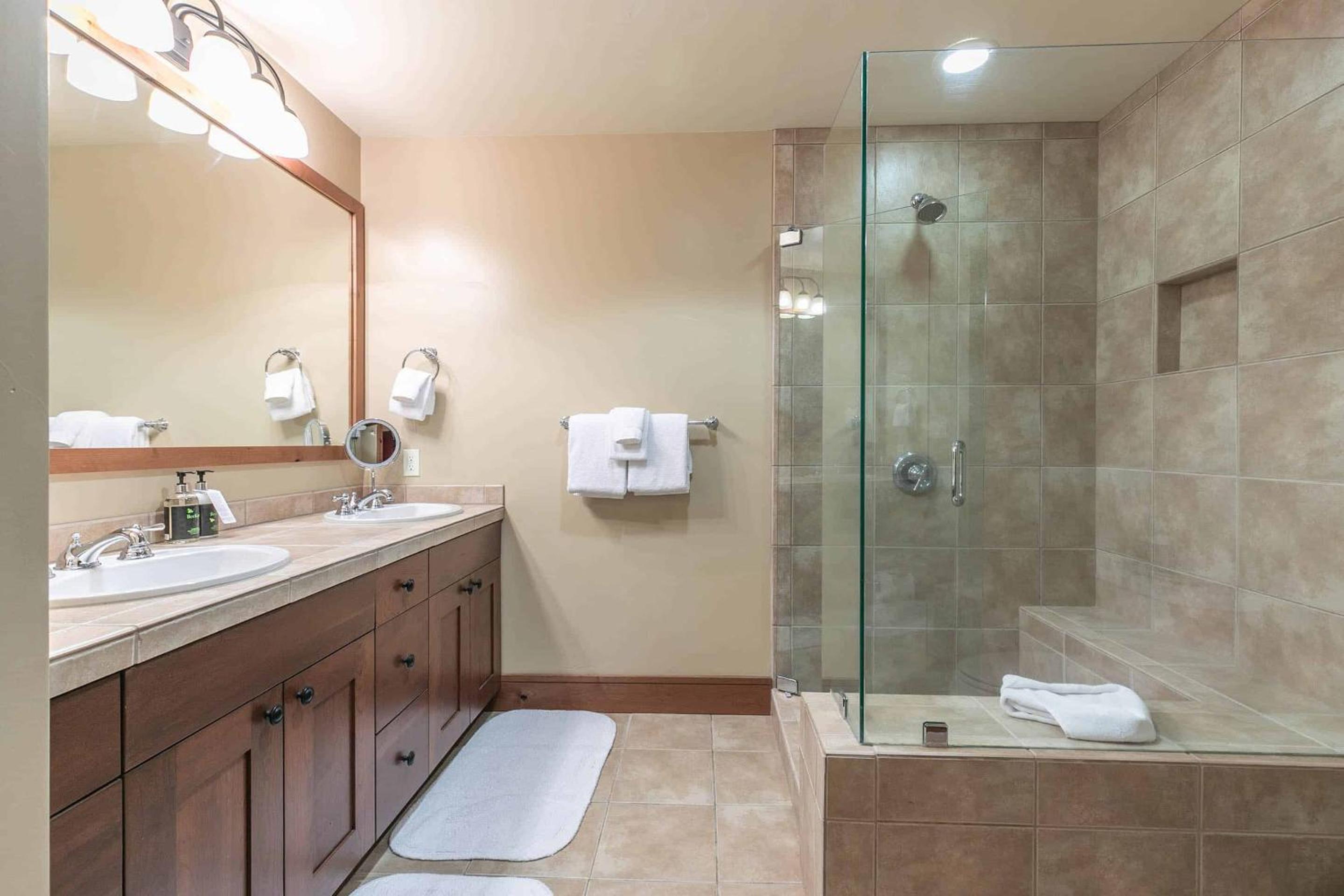 Lake Tahoe Vacations - Catamount Lodge 201A by East West Hospitality - Property Image 3