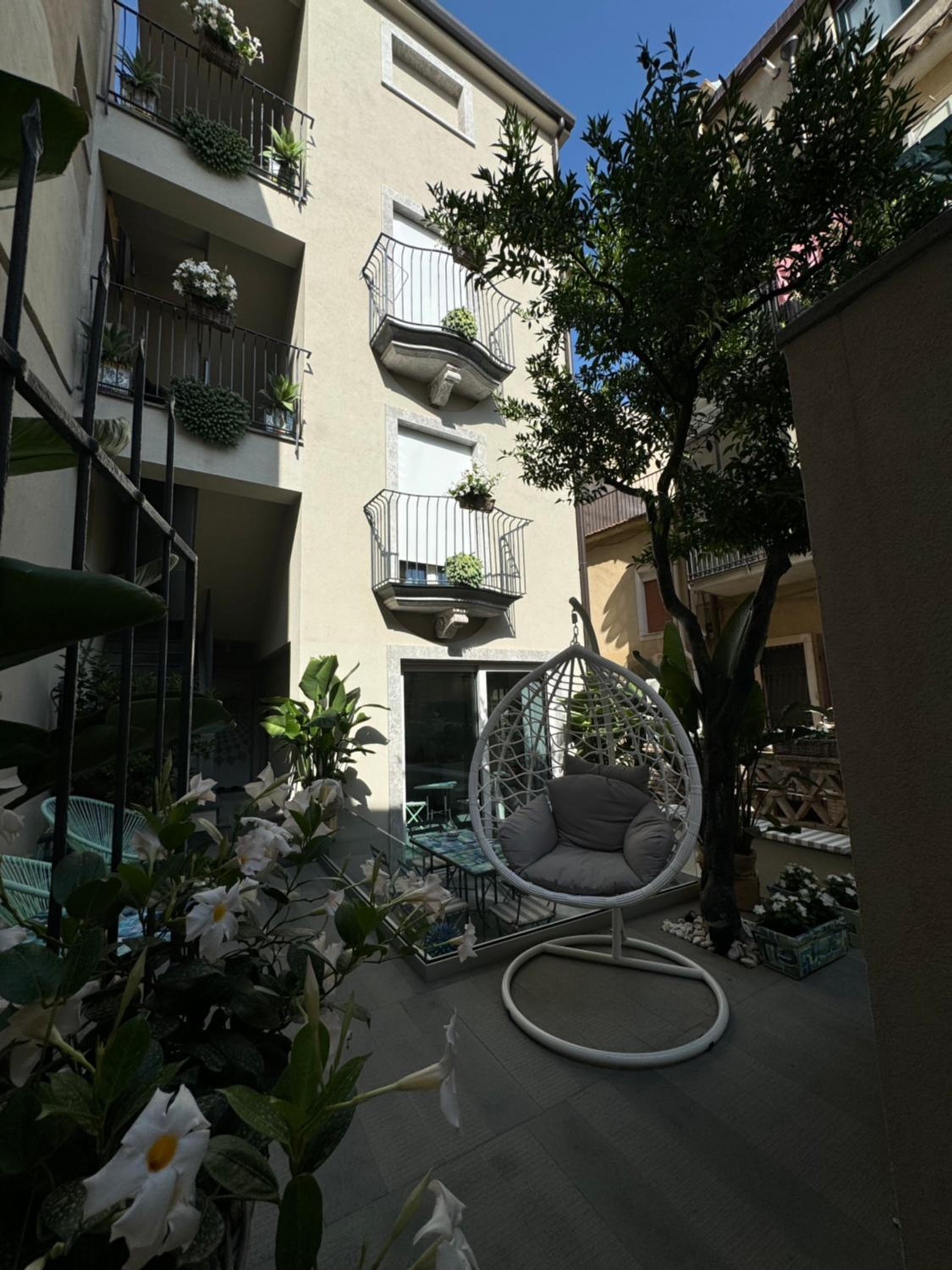 Villa D'Orville luxury suites Taormina view 5