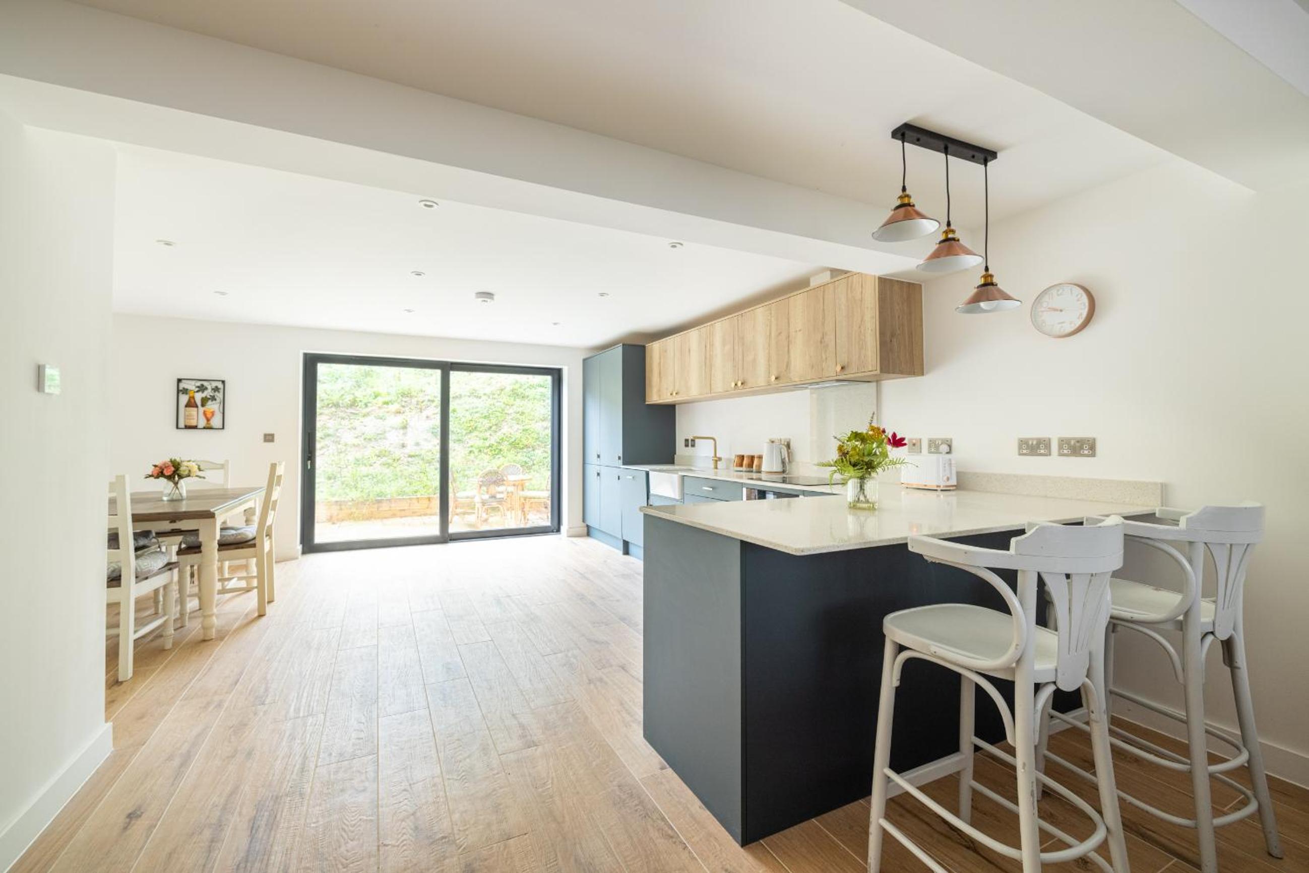 Sleeps 14 Free Parking Spacious House view 2