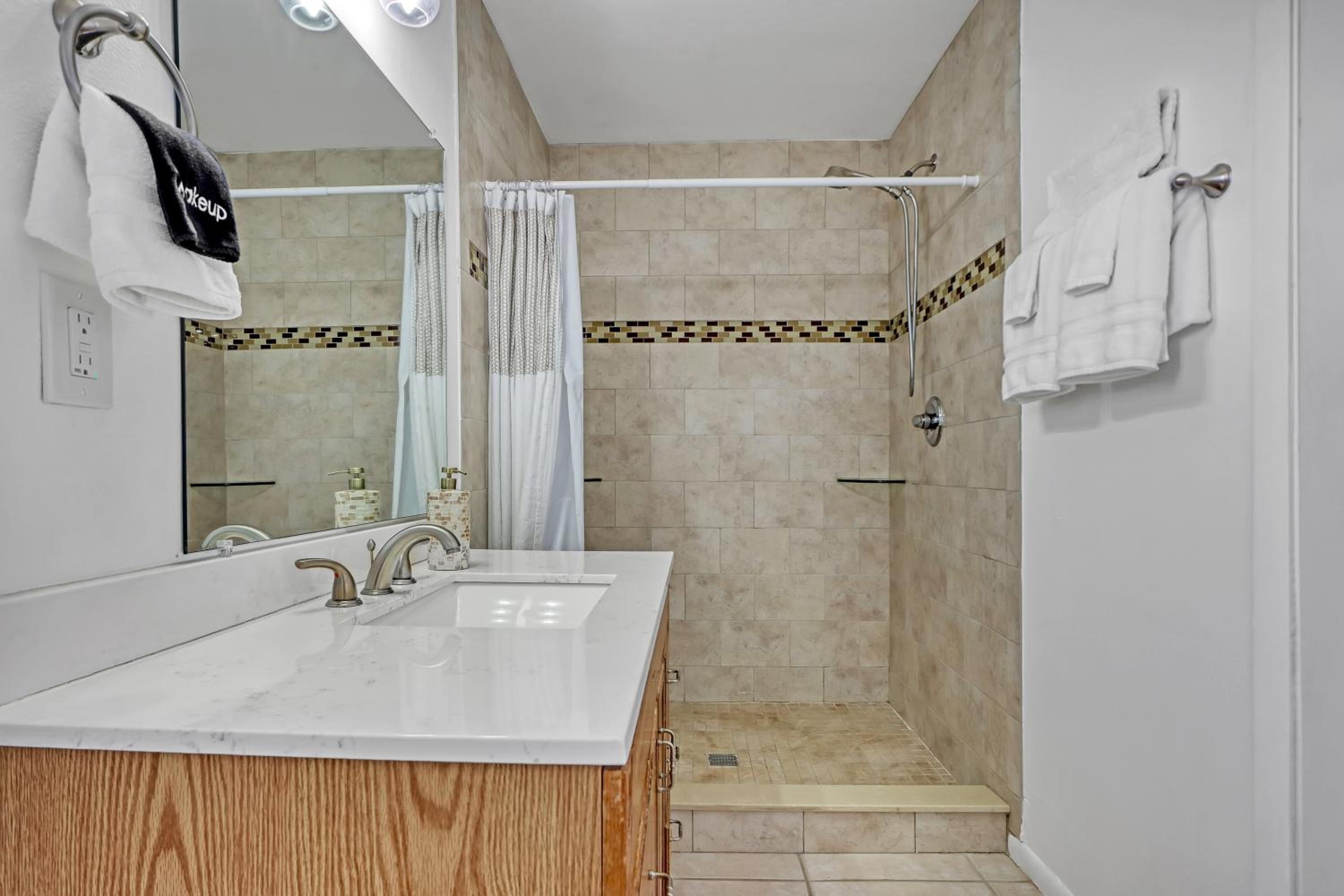 Spacious Townhome 5 Mins Walk to Beach view 5