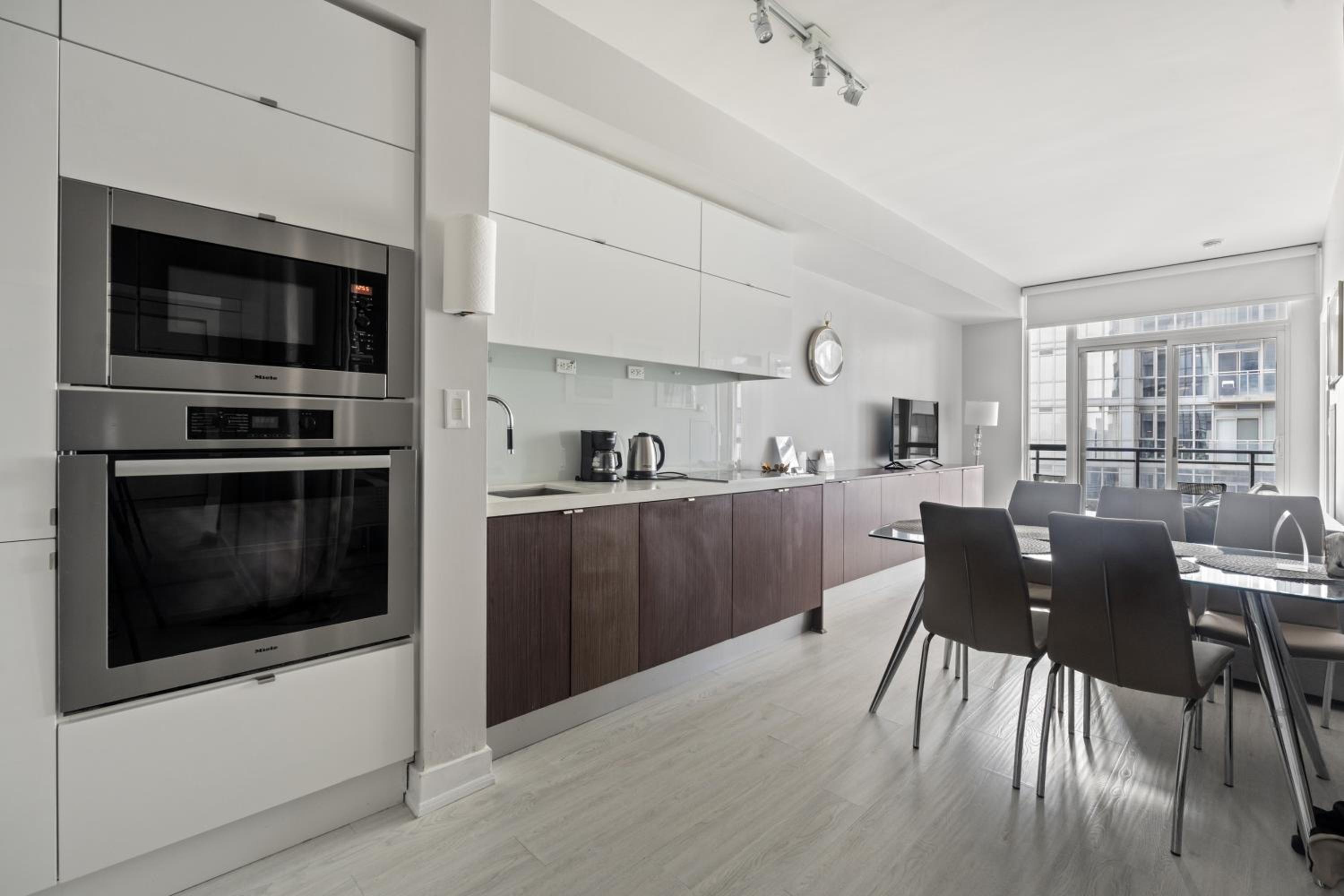 GLOBALSTAY. Elegant Downtown Apartments view 3