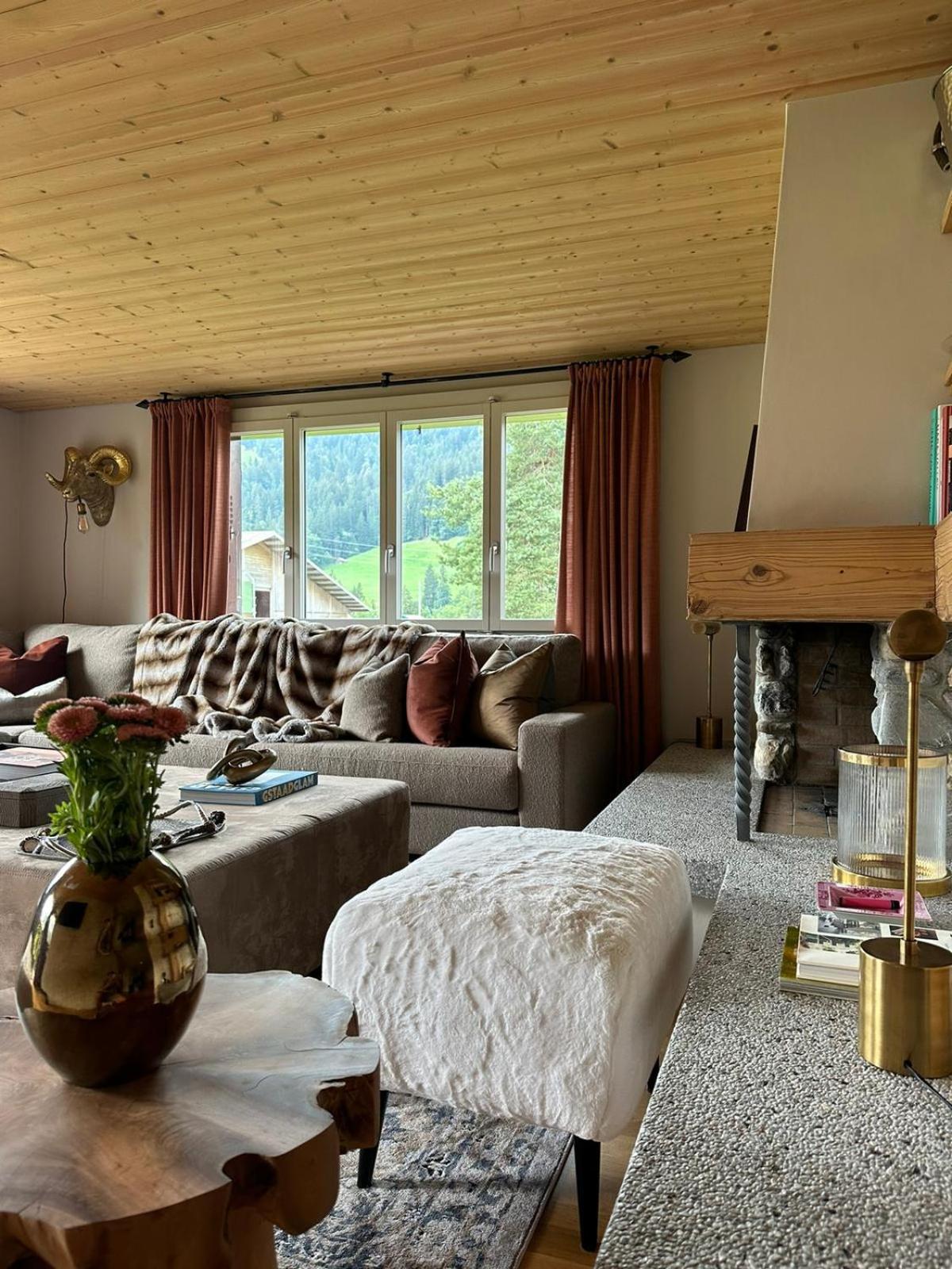 Alpine Haven 3-bedroom Chalet in Gstaad