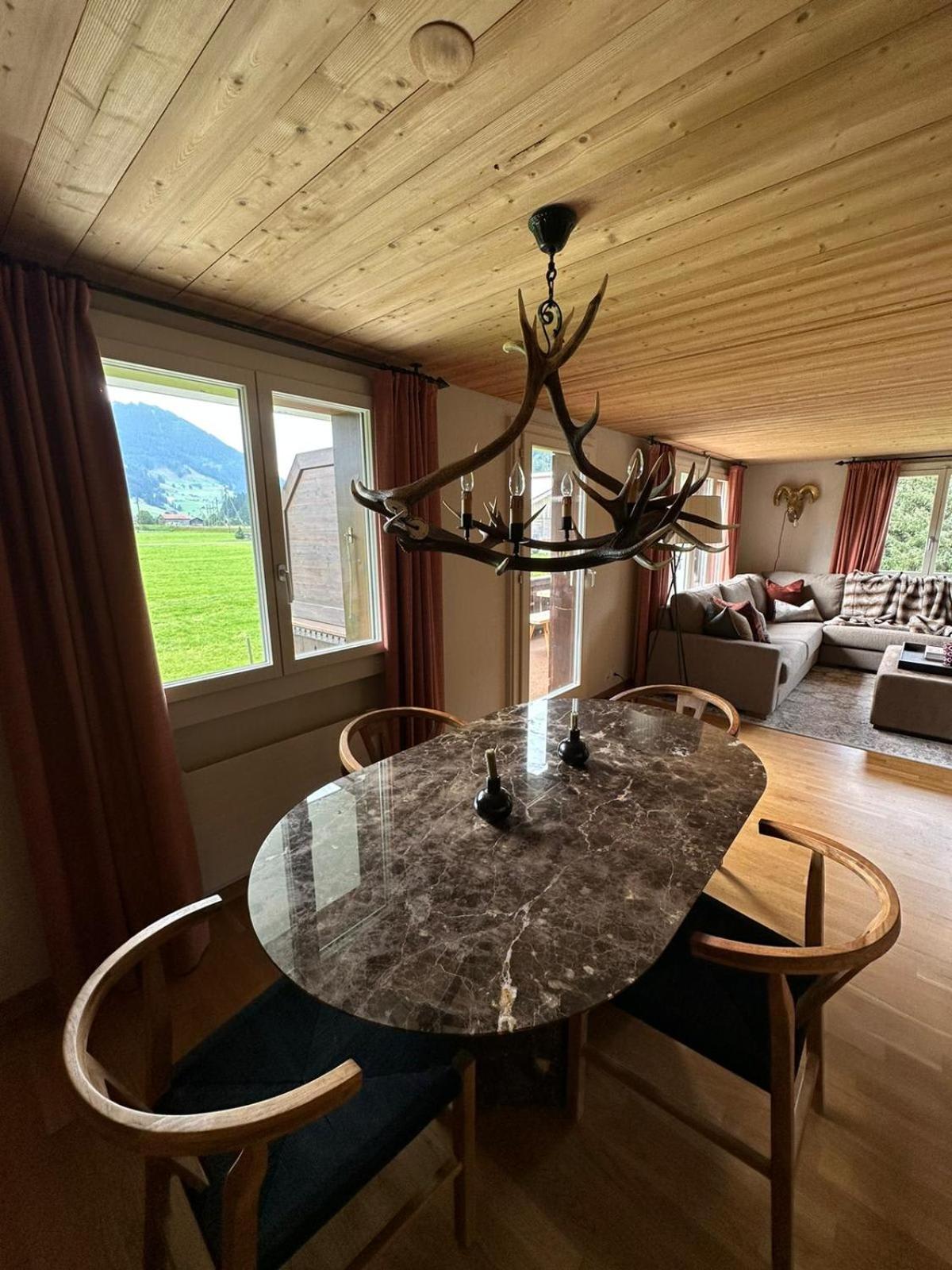 Alpine Haven 3-bedroom Chalet in Gstaad