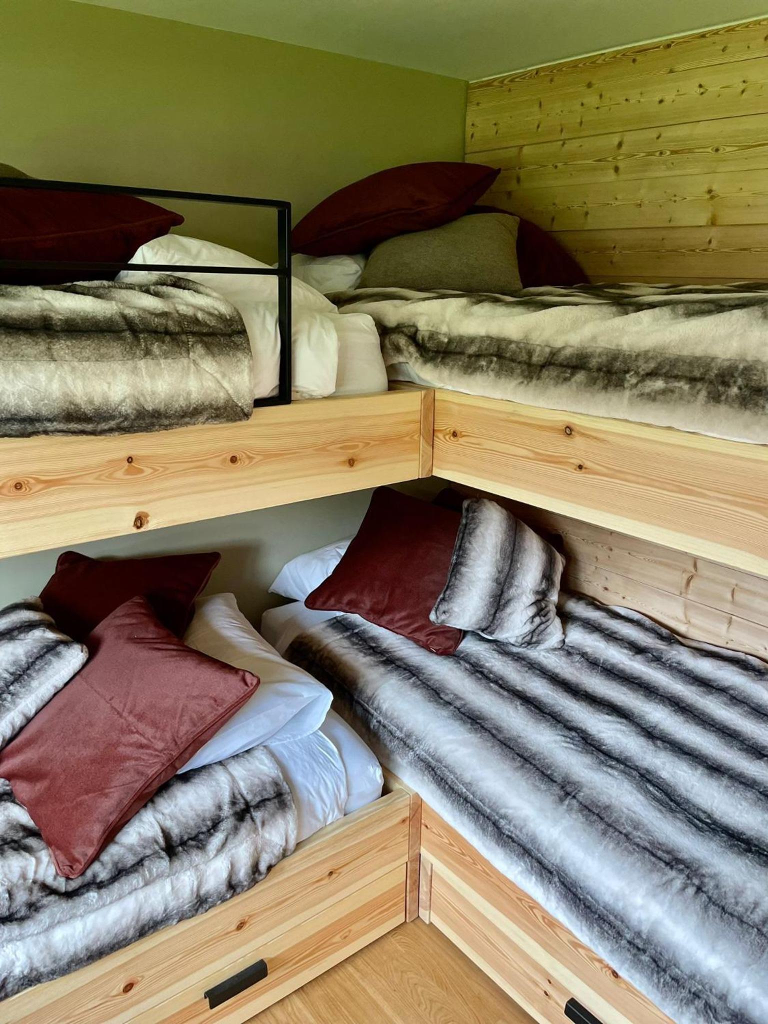 Alpine Haven 3-bedroom Chalet in Gstaad