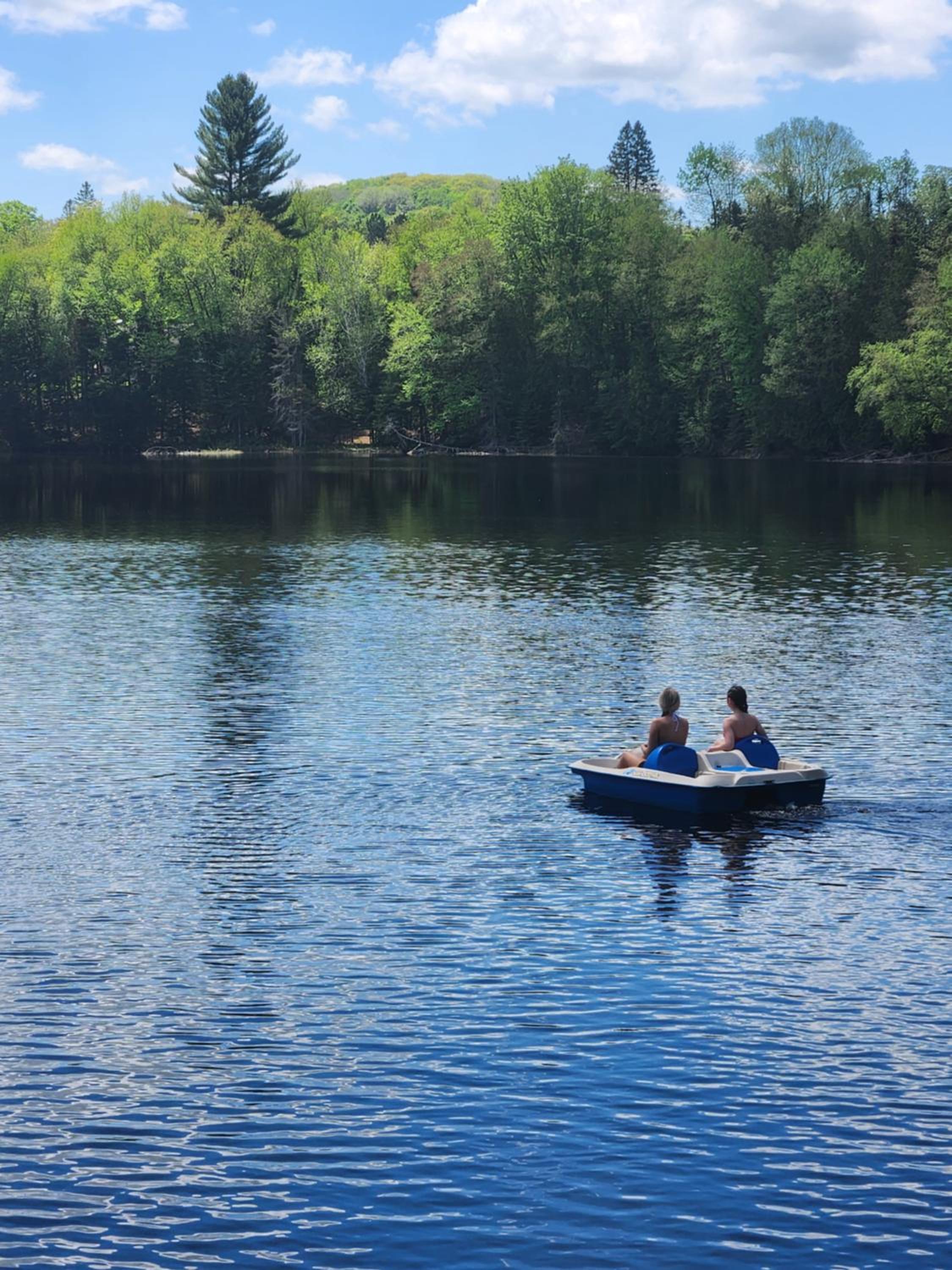 Peaceful Waterfront Getaway - Swim Fish Paddle boat Golf Hike Ski Shop