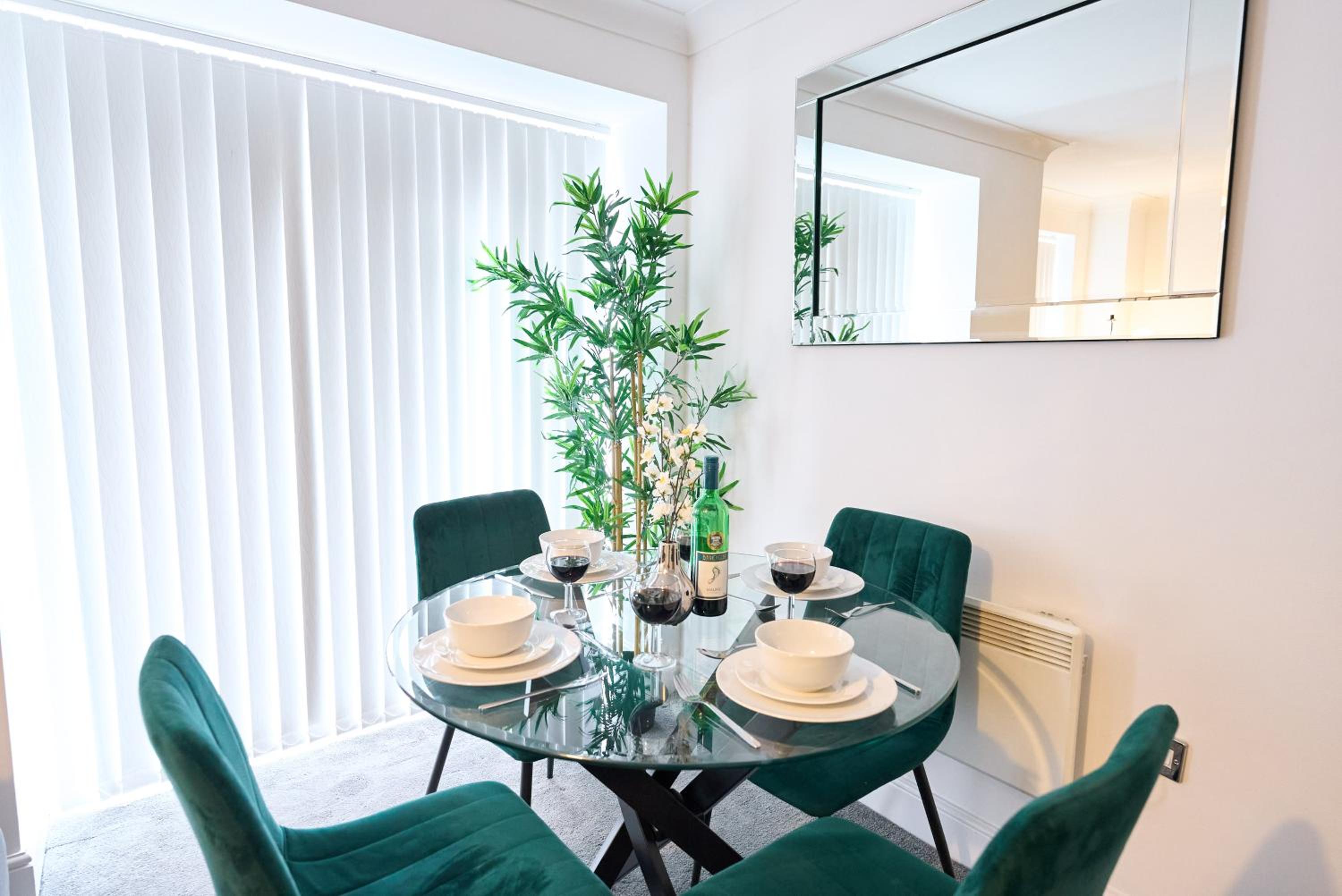 Verdant Vista Luxe City Haven - Pluxa Beryl view 2