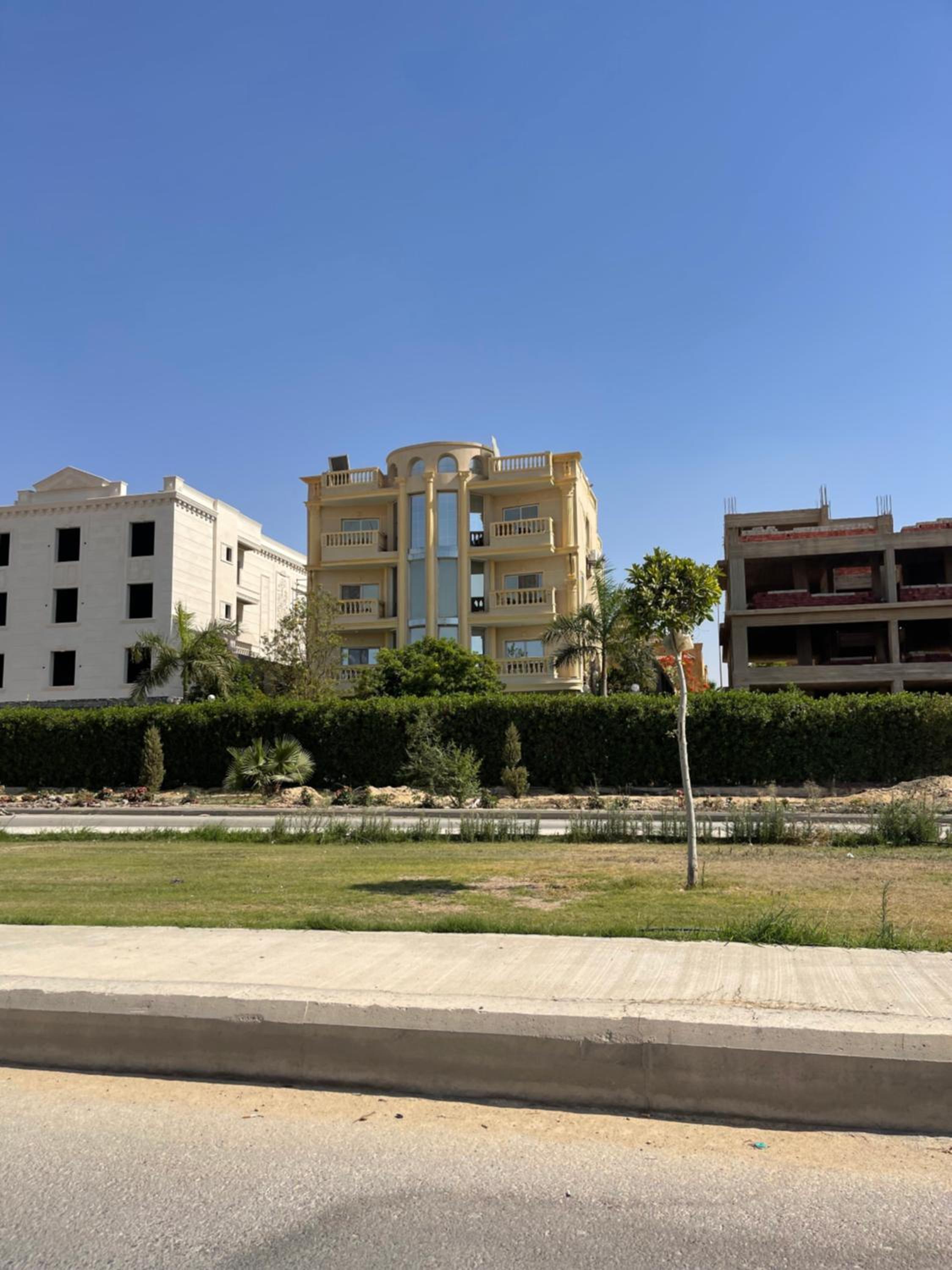 شقة فندقية غرفتين بكمبوند قرب ميدان جهينة