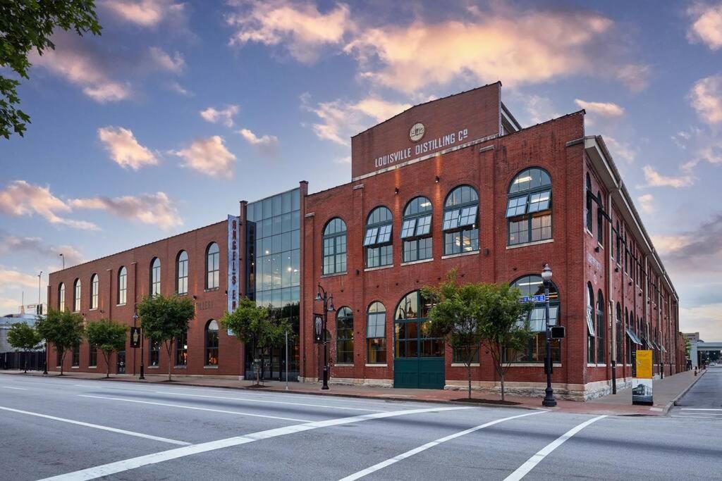 Stay In The Heart of NULU with Free Parking in Louisville, US