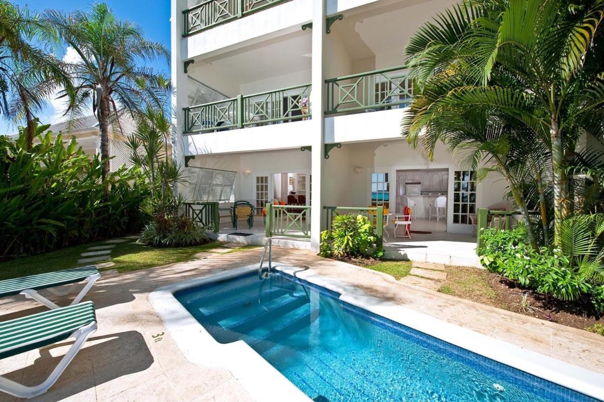 Casual Beachfront Studio with Pool apts by Bluescape