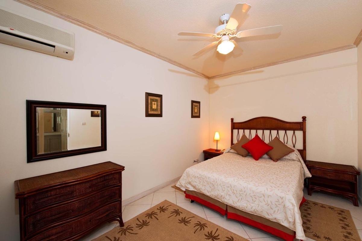 Casual Beachfront Studio with Pool apts by Bluescape
